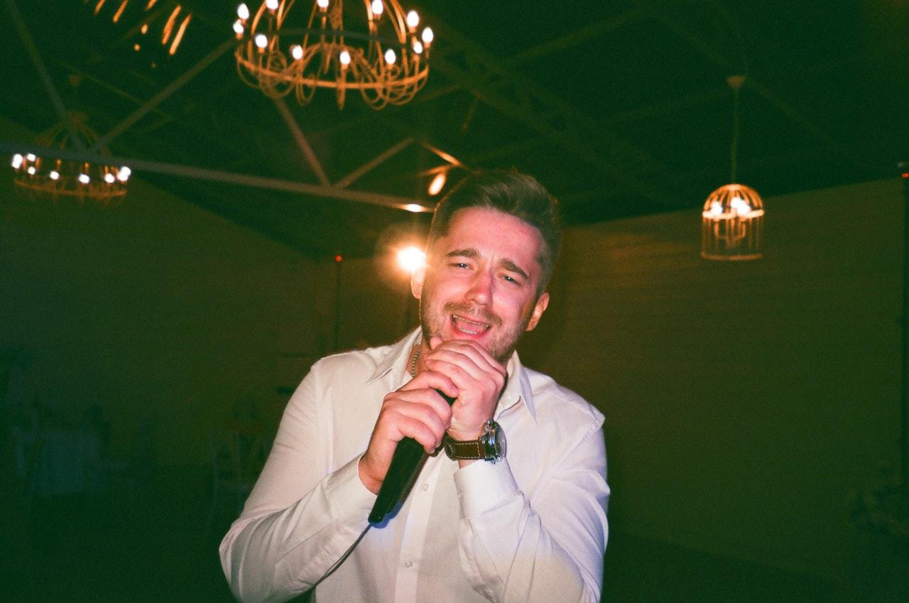Hombre cantando