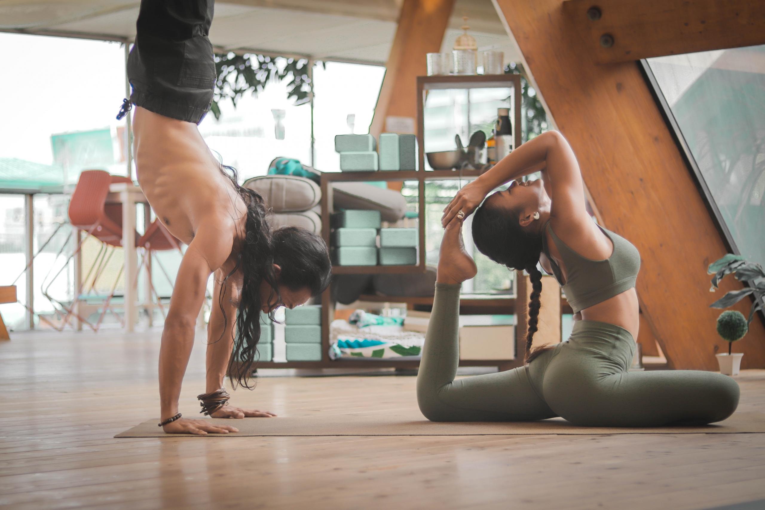 Dos personas entrenando en su casa