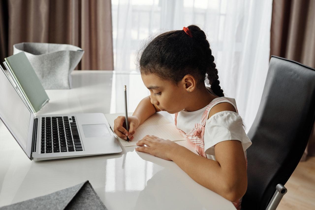 Niña haciendo la tarea online