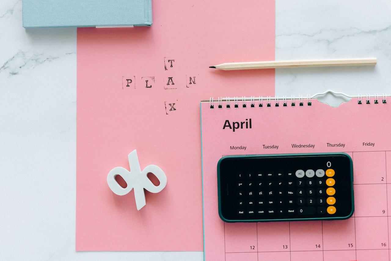 Calendario, calculadora, y útiles.