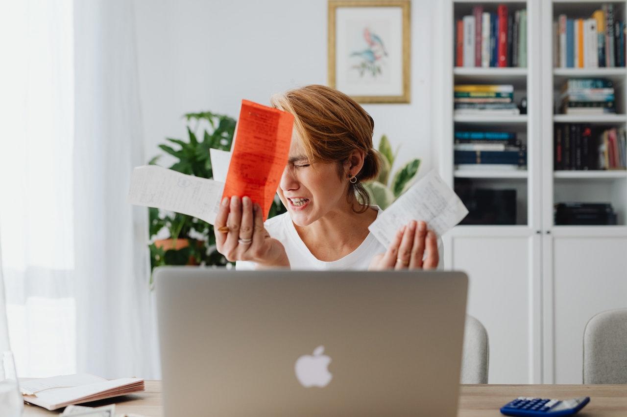 Mujer con las cuentas y computadora.