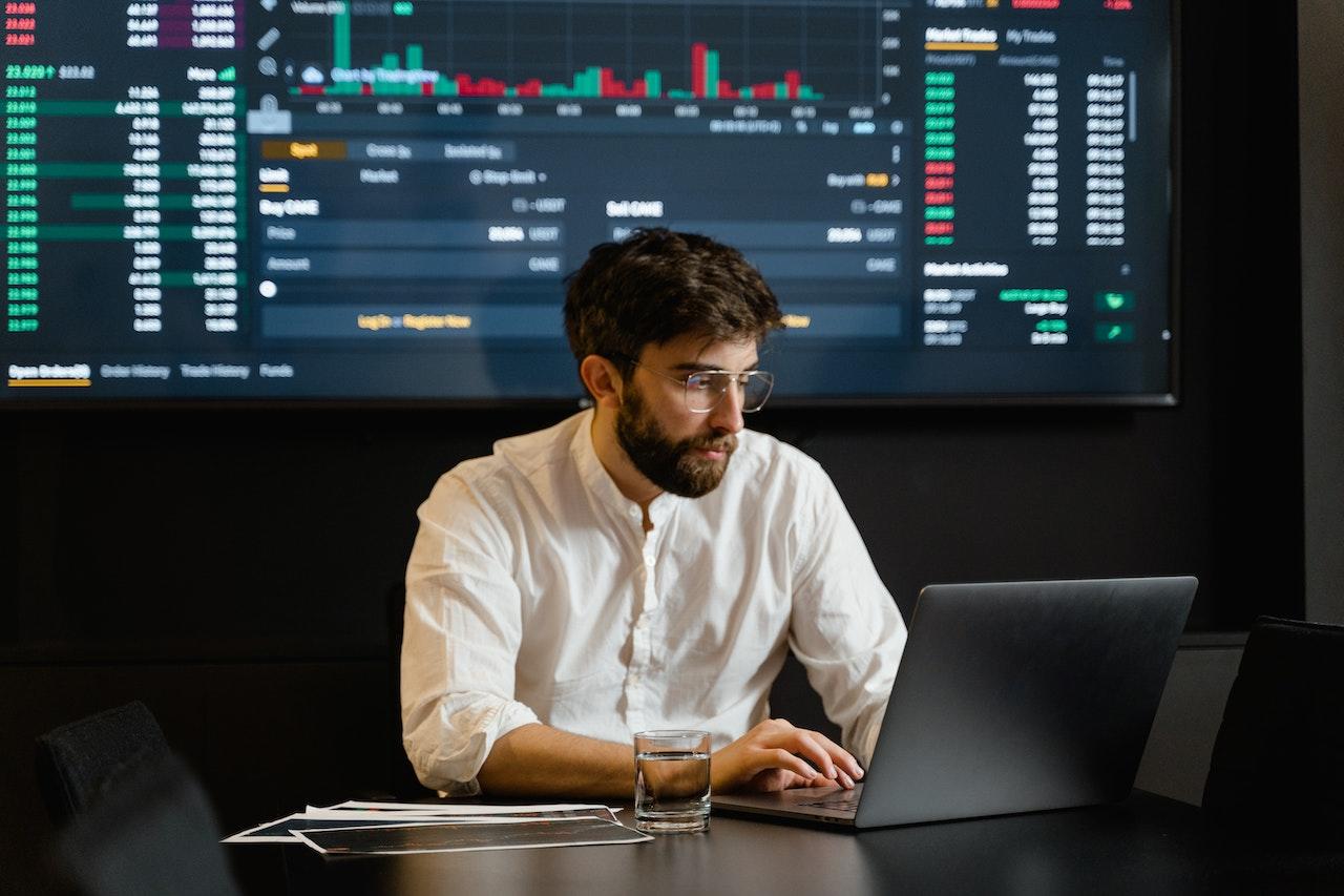 persona trabajando delante de una pantalla de datos.