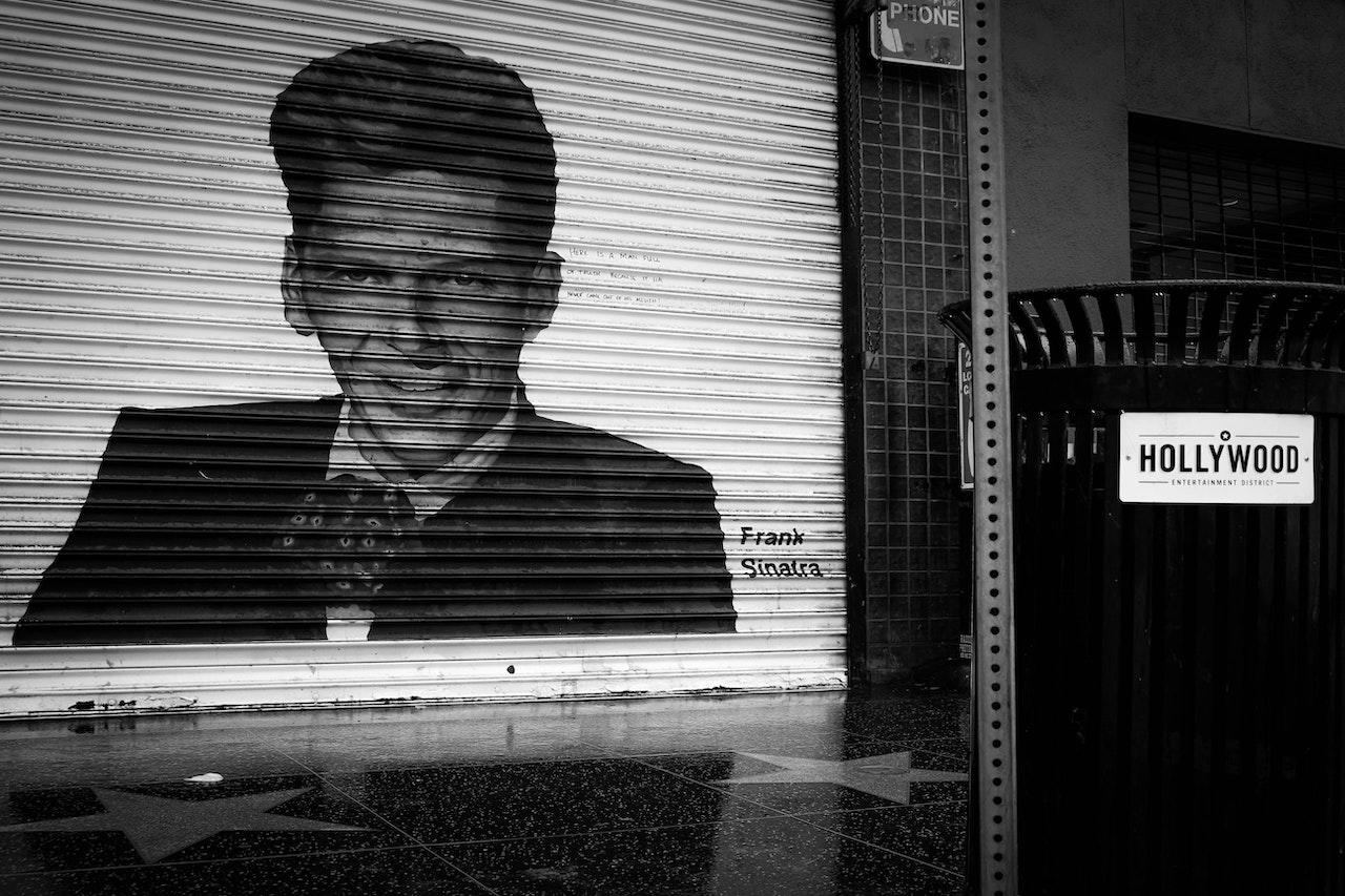 Cartel en la calle de músico reconocido.