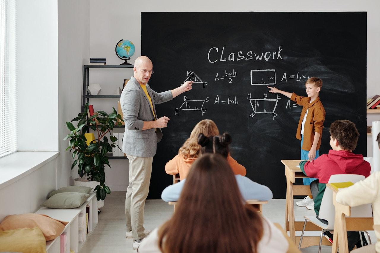 Una clase de geometría en la escuela