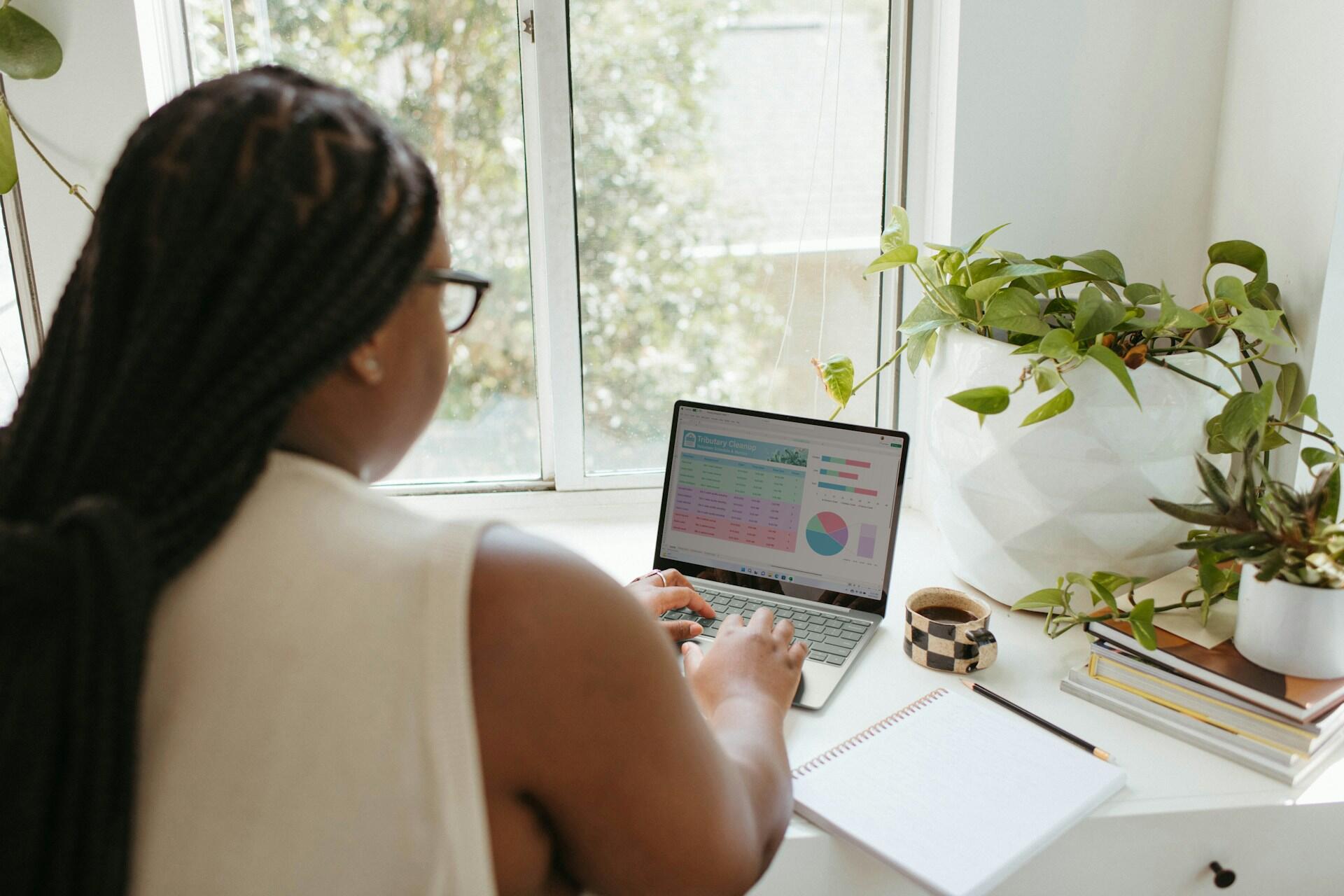 mujer usando Excel