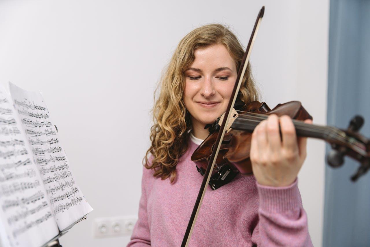 Mujer tocando el violin