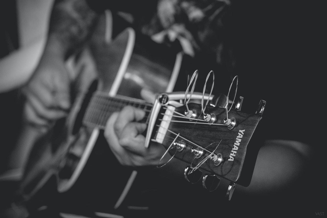 Persona tocando la guitarra
