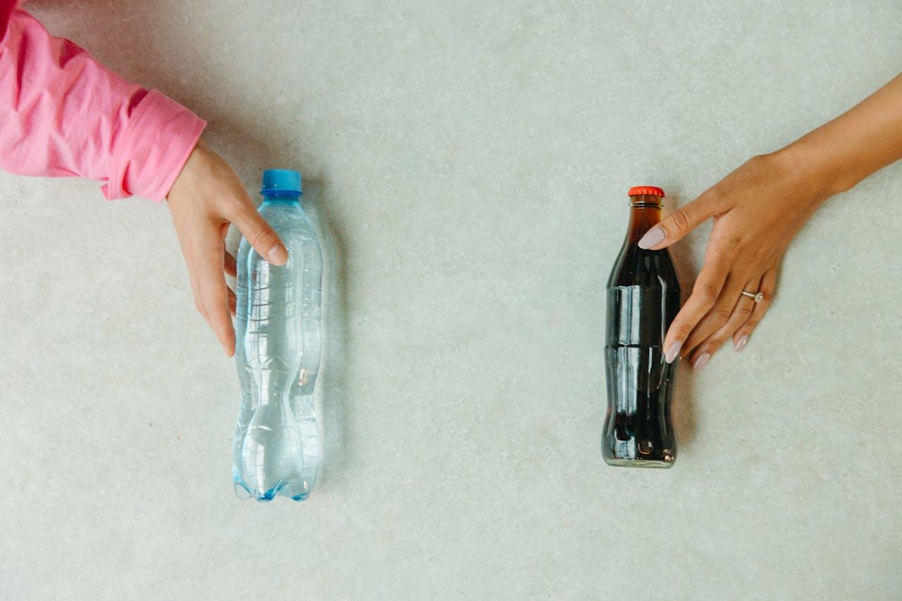 una gaseosa vs un agua