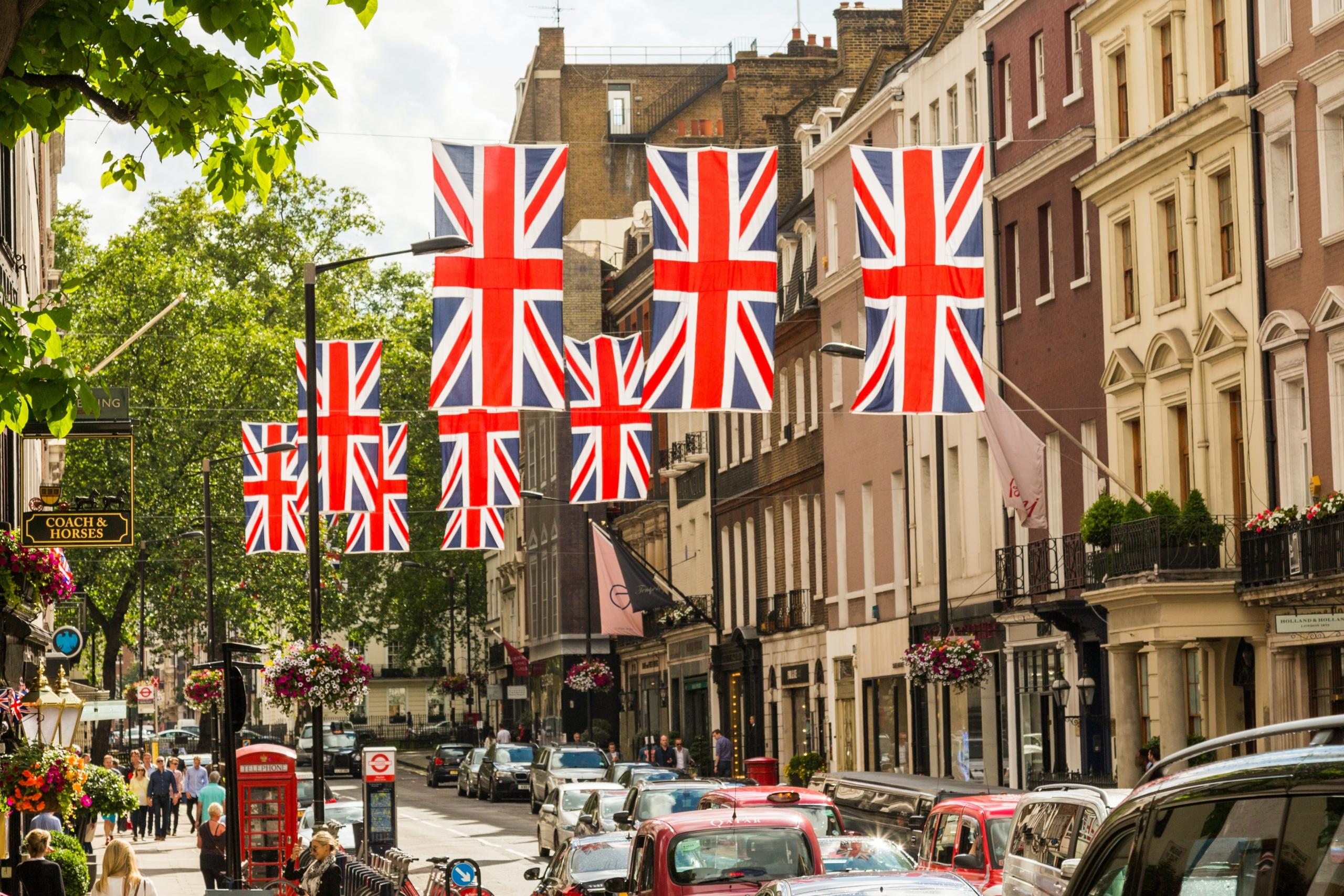 Banderas británicas colgadas