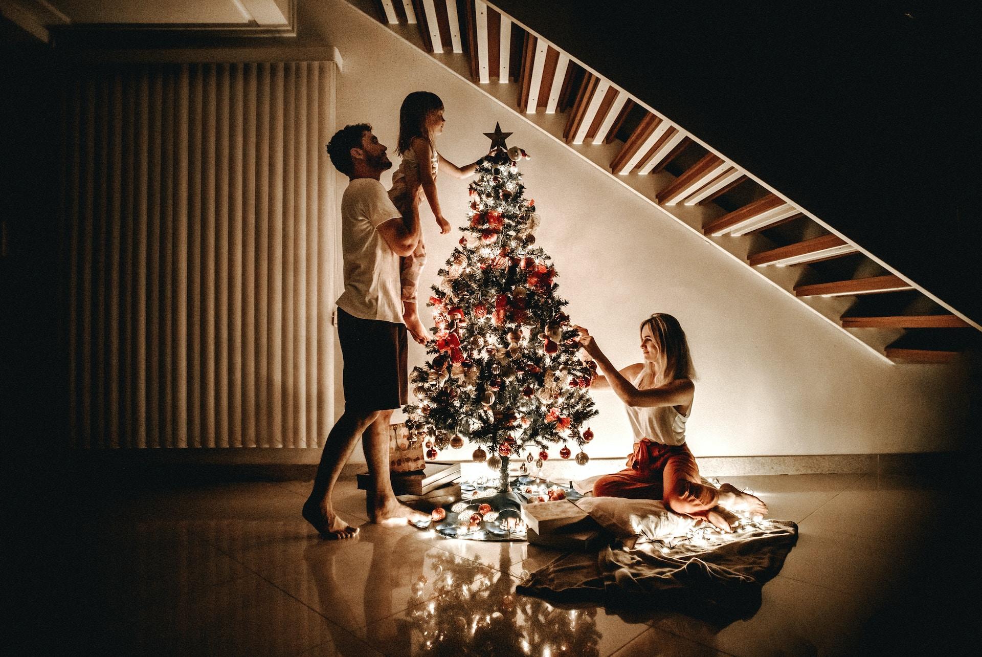 Familia armando el árbol de Navidad