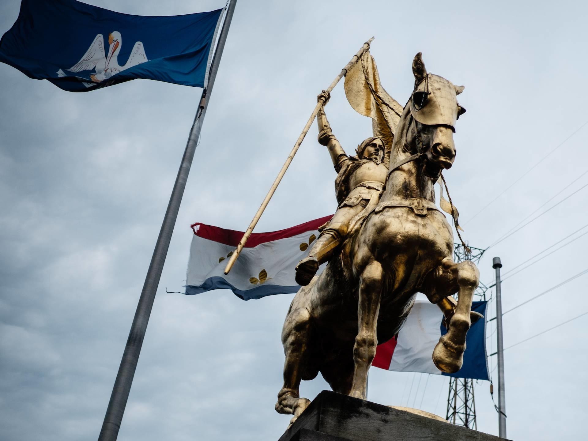 Estatua de Juana de arco hecha de oro.