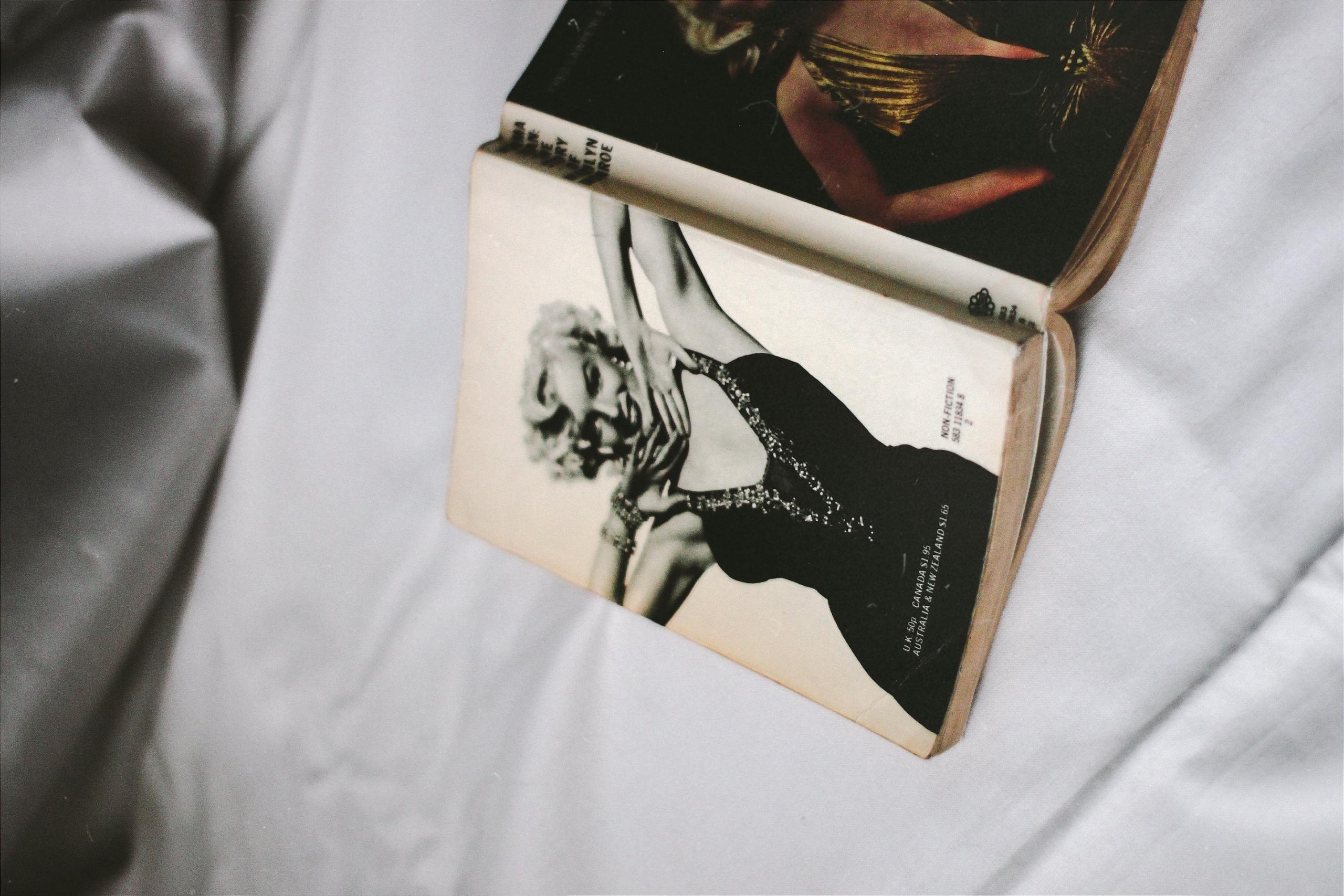 Libro con la portada con Marilyn Monroe