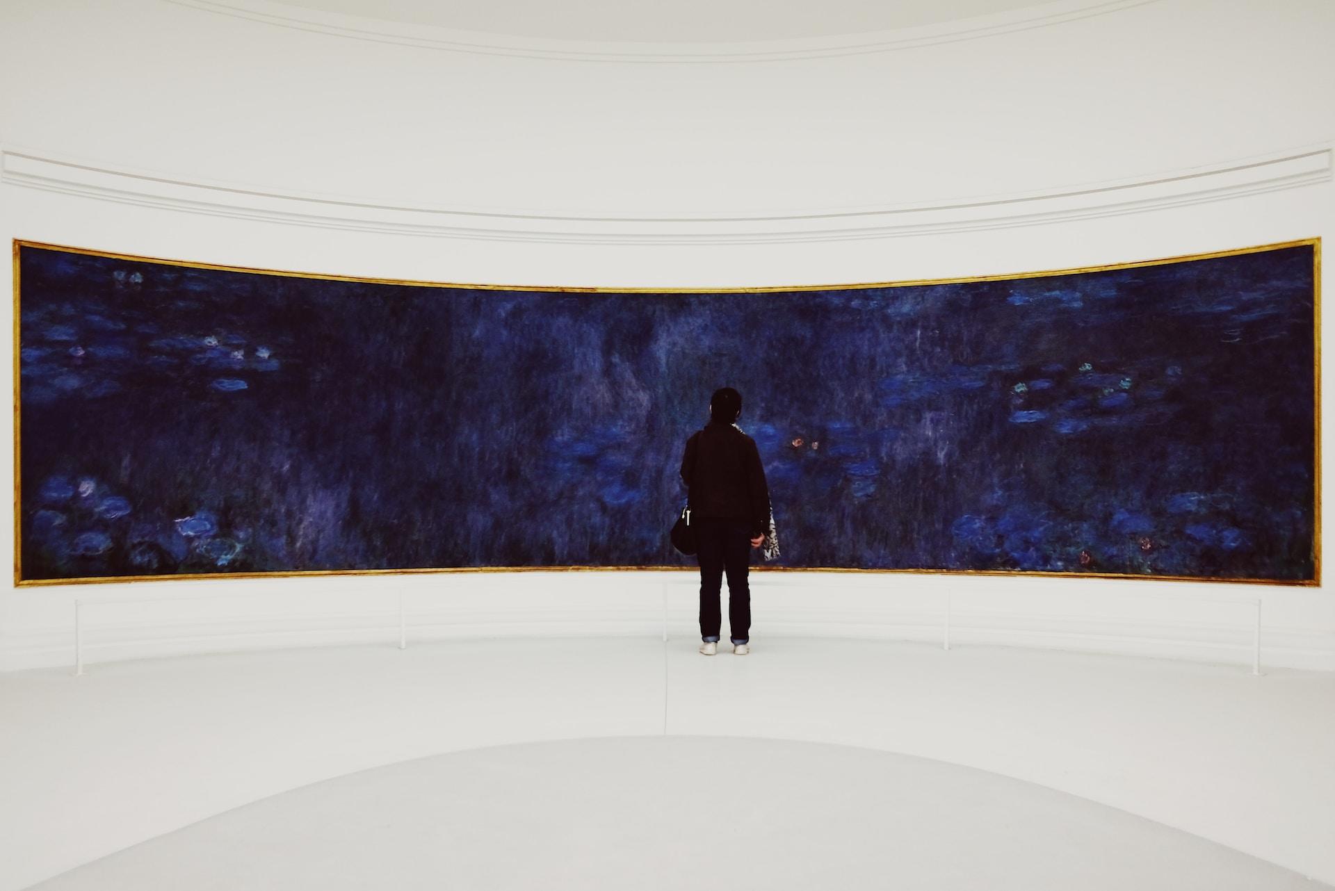 Pintura de Monet en salon blanco