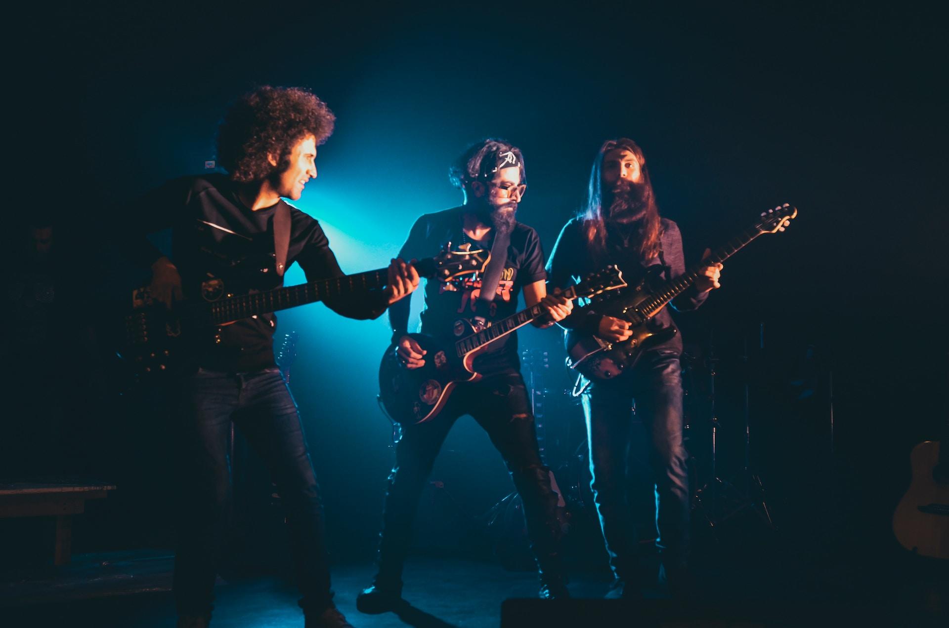 Banda de música tocando con guitarras