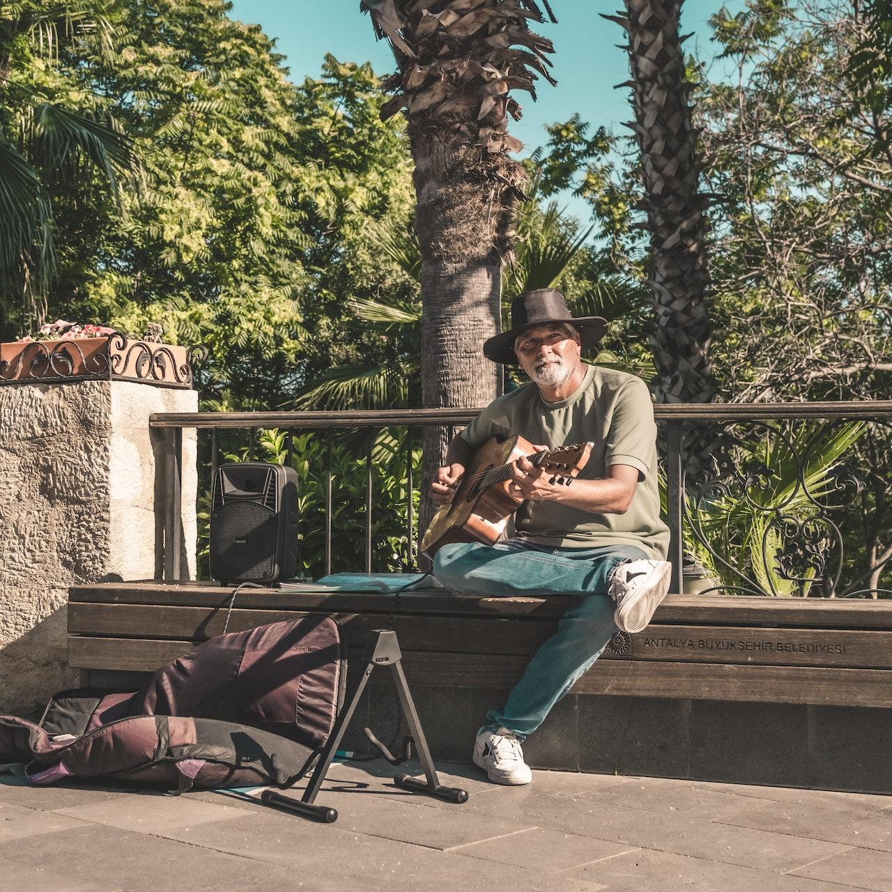 Hombre tocando la guitarra en las calles.