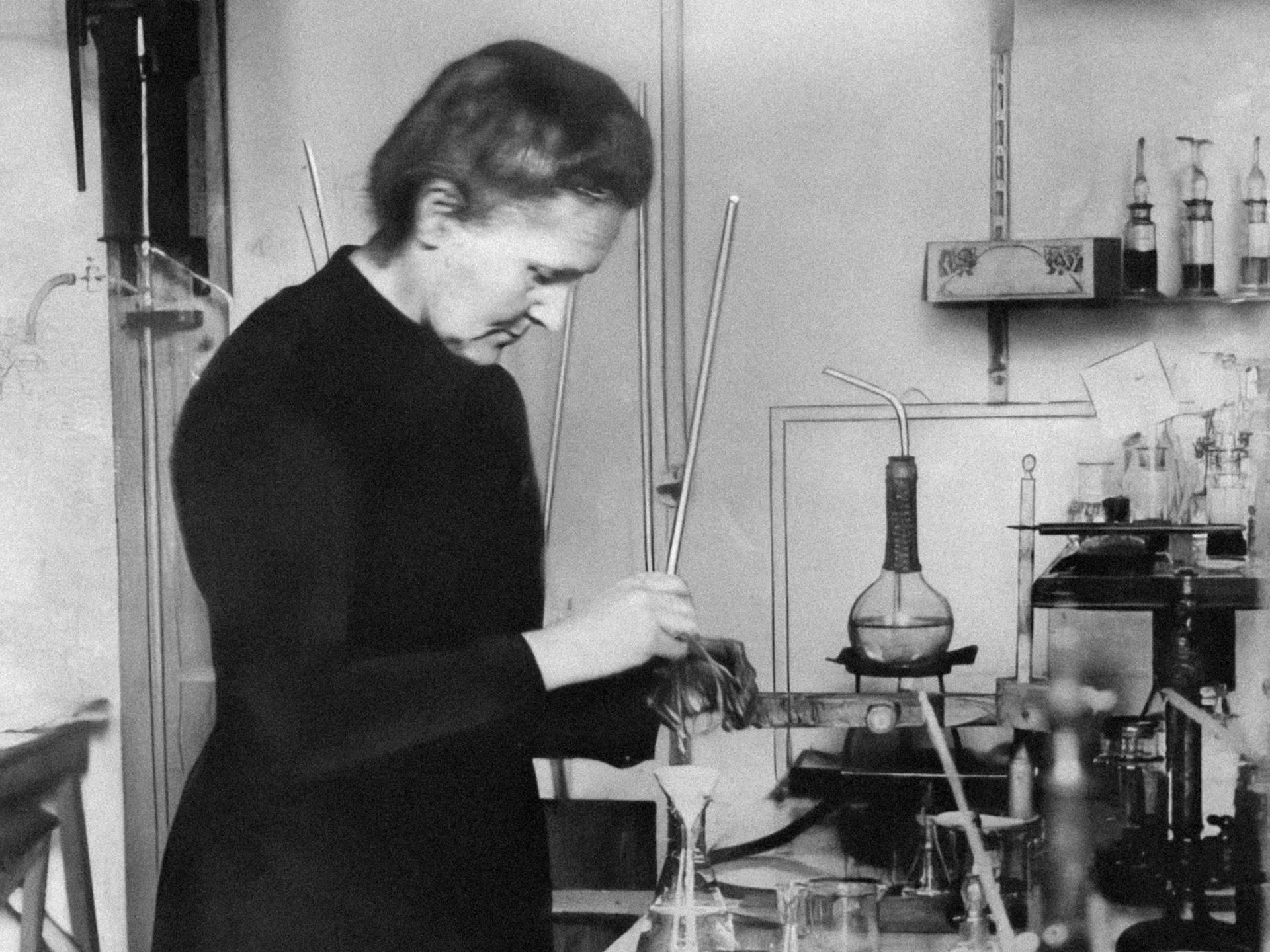 fotografia de marie curie en laboratorio