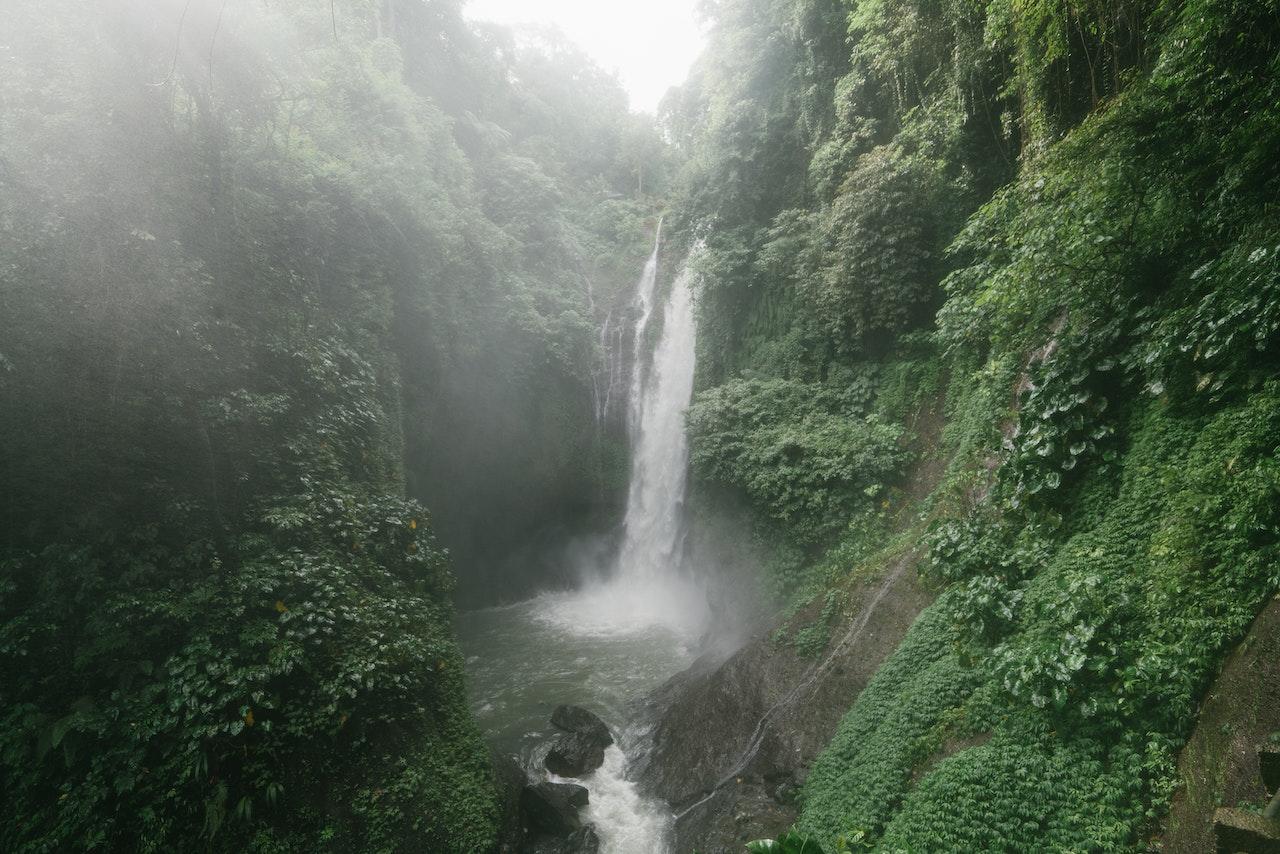 Cascada de agua en la naturaleza