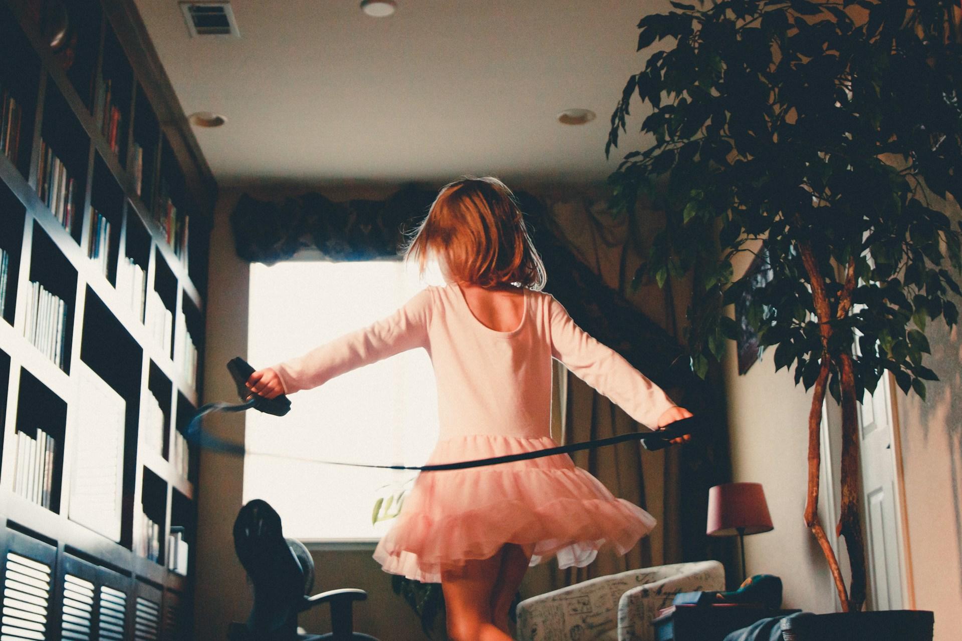 niña bailando en su casa
