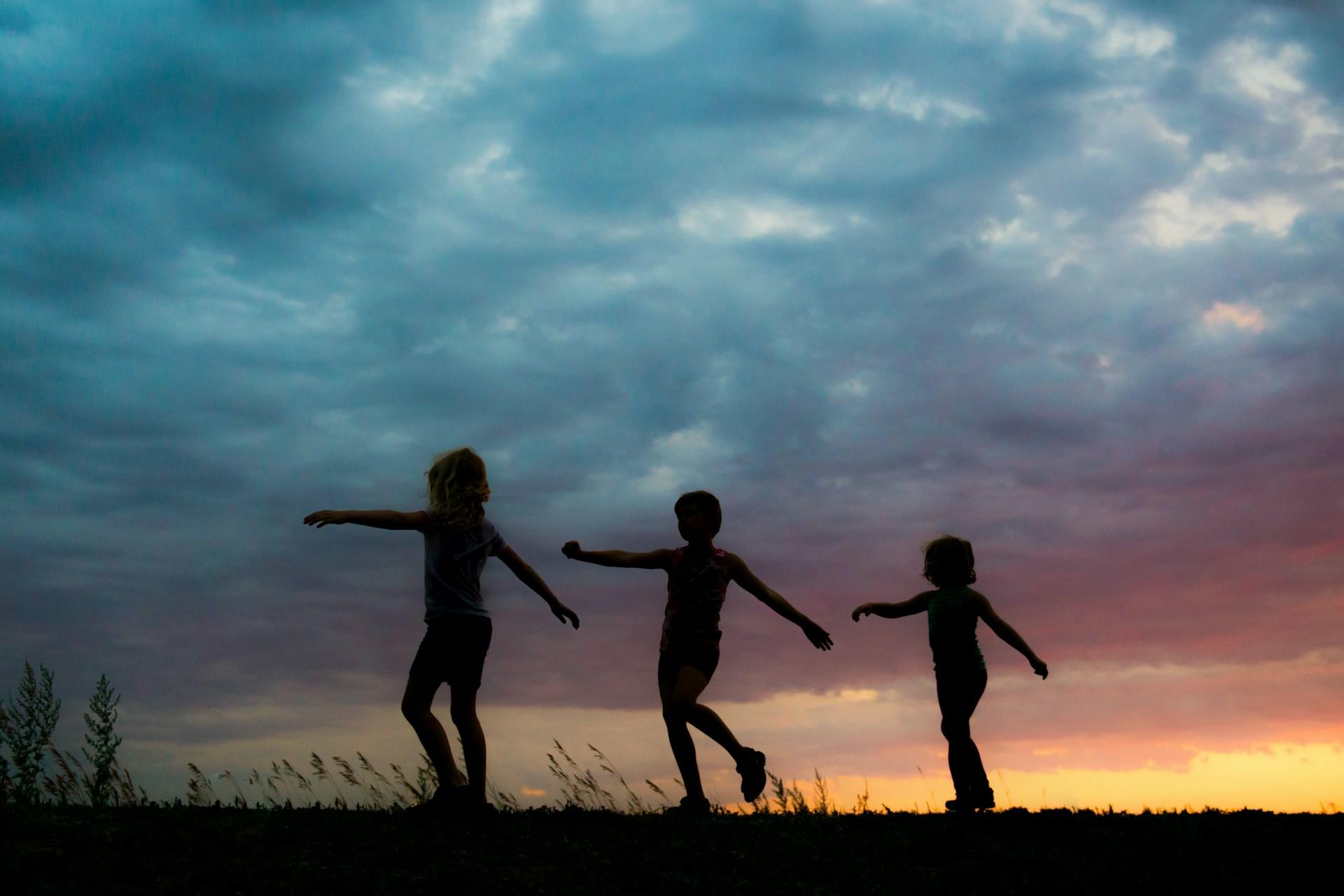 Niños bailando al aire libre