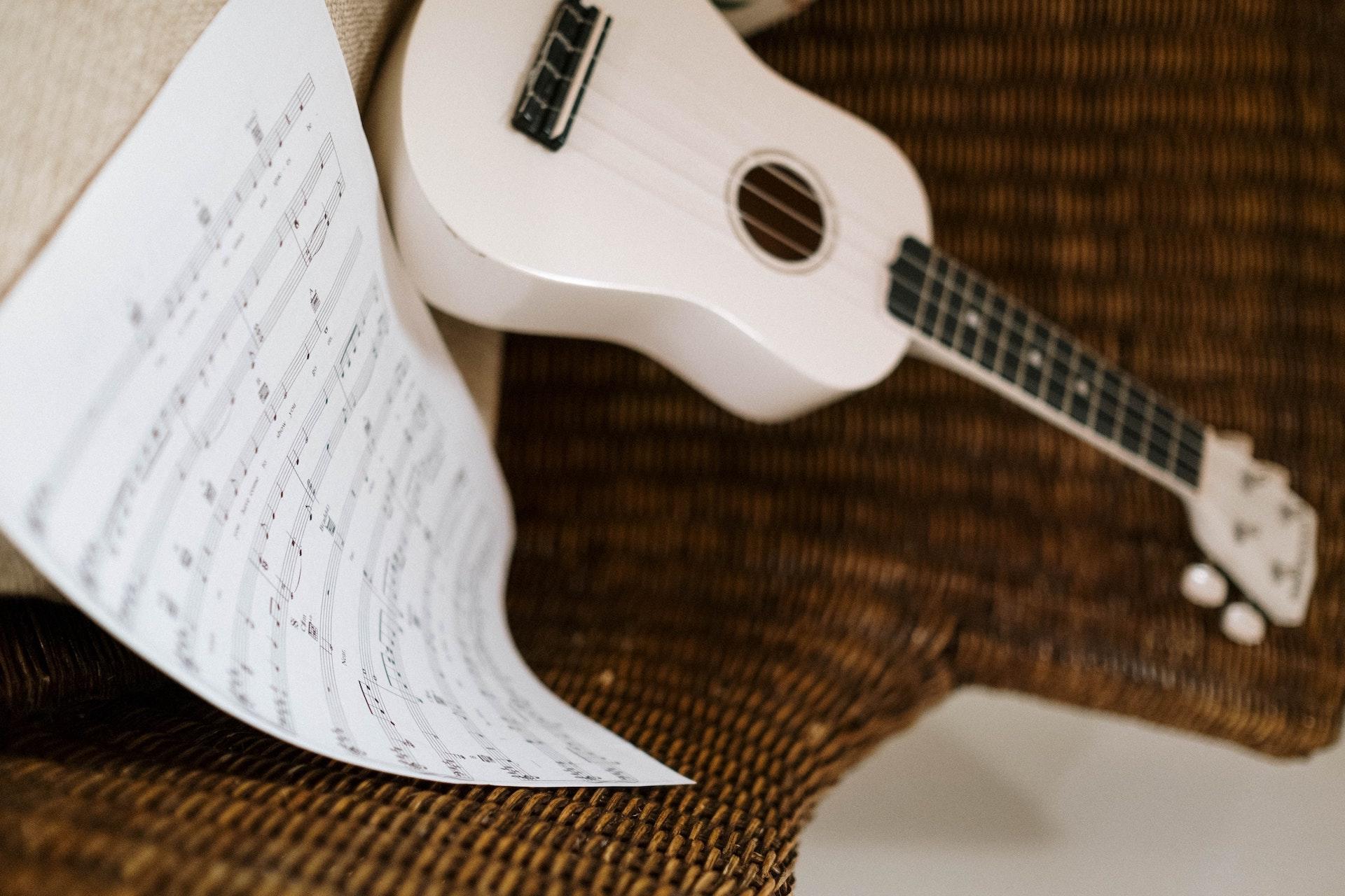 Notas musicales y una guitarra