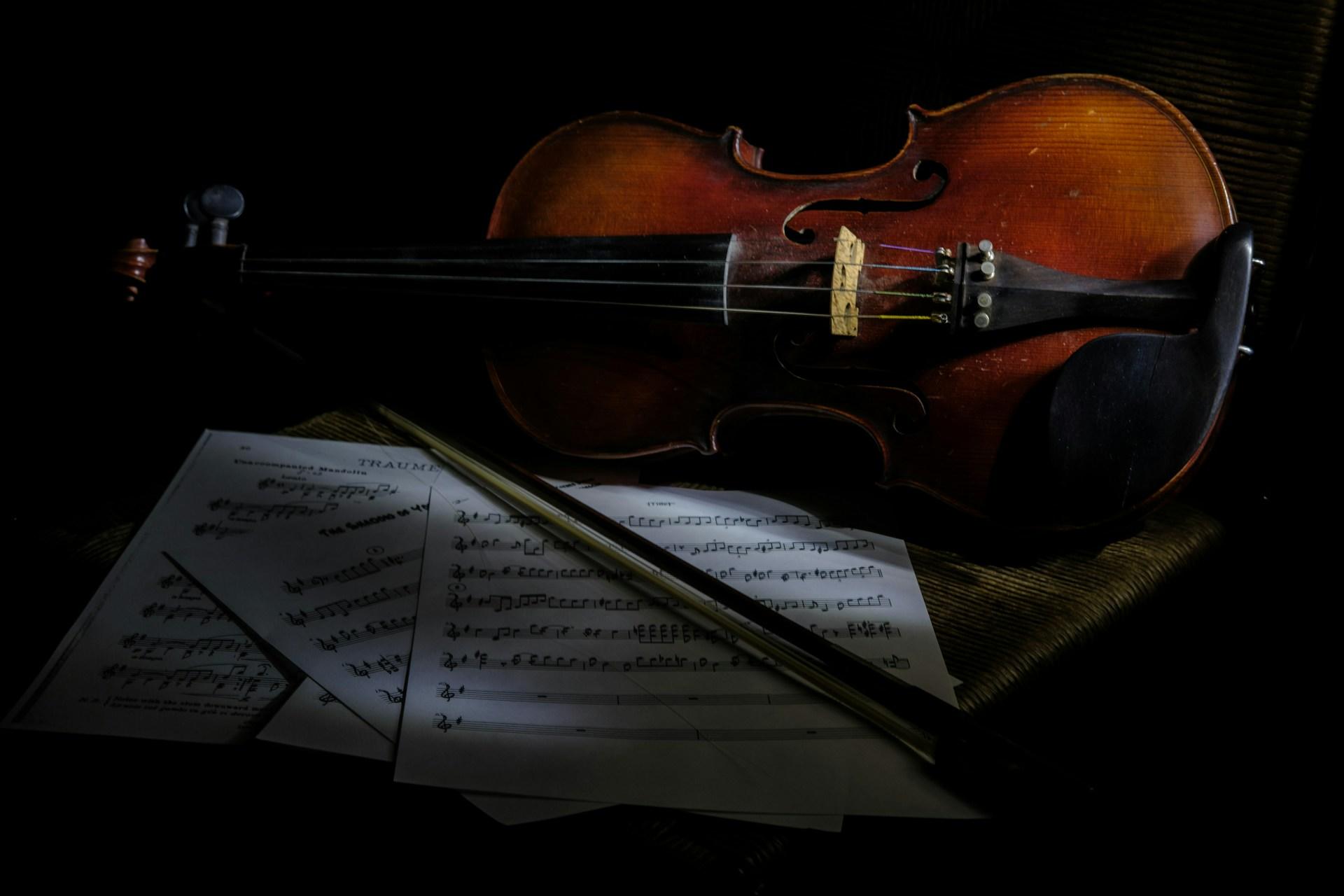 Un violin con su partitura