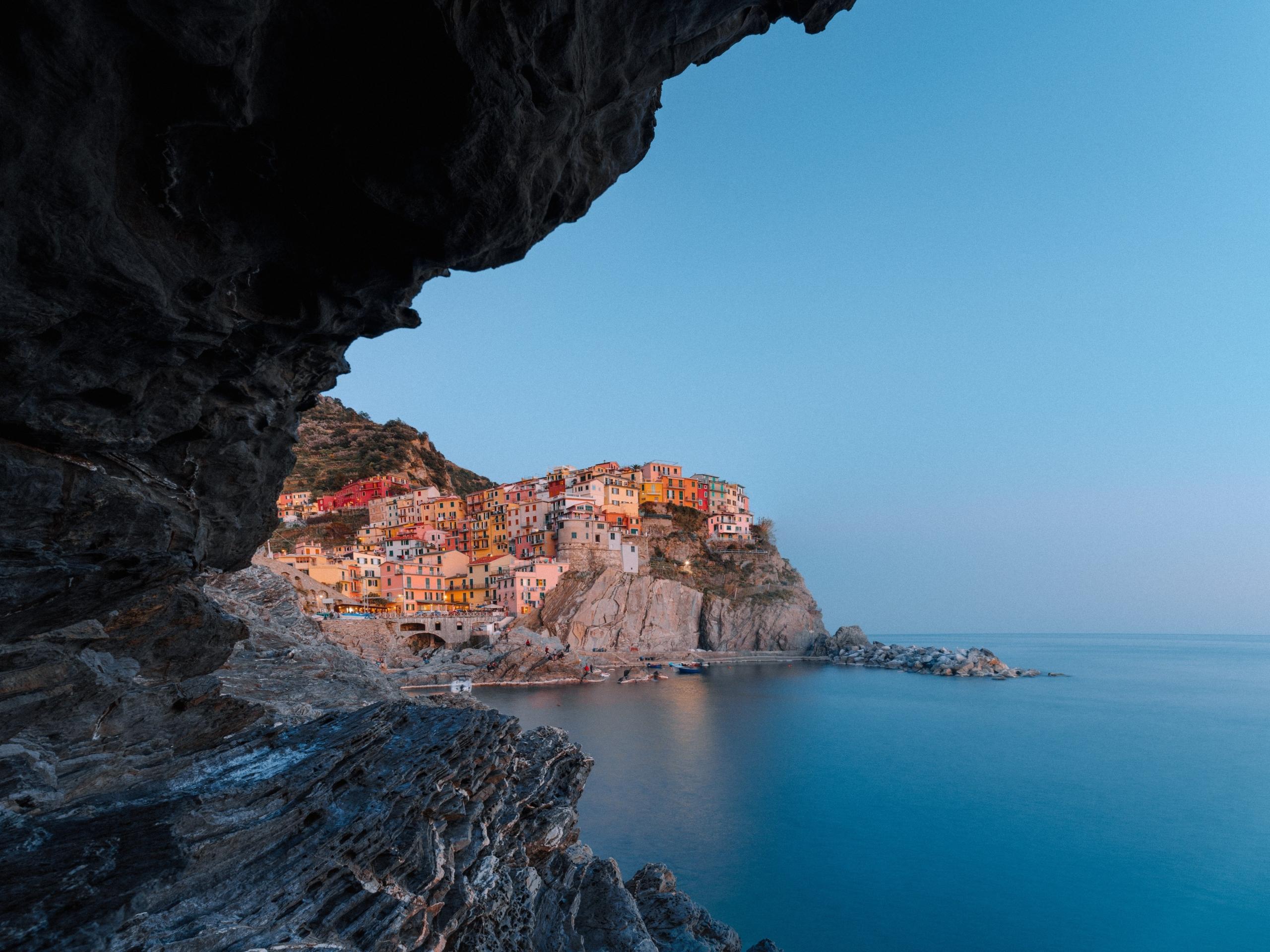 vista de un pueblo italiano desde el mar