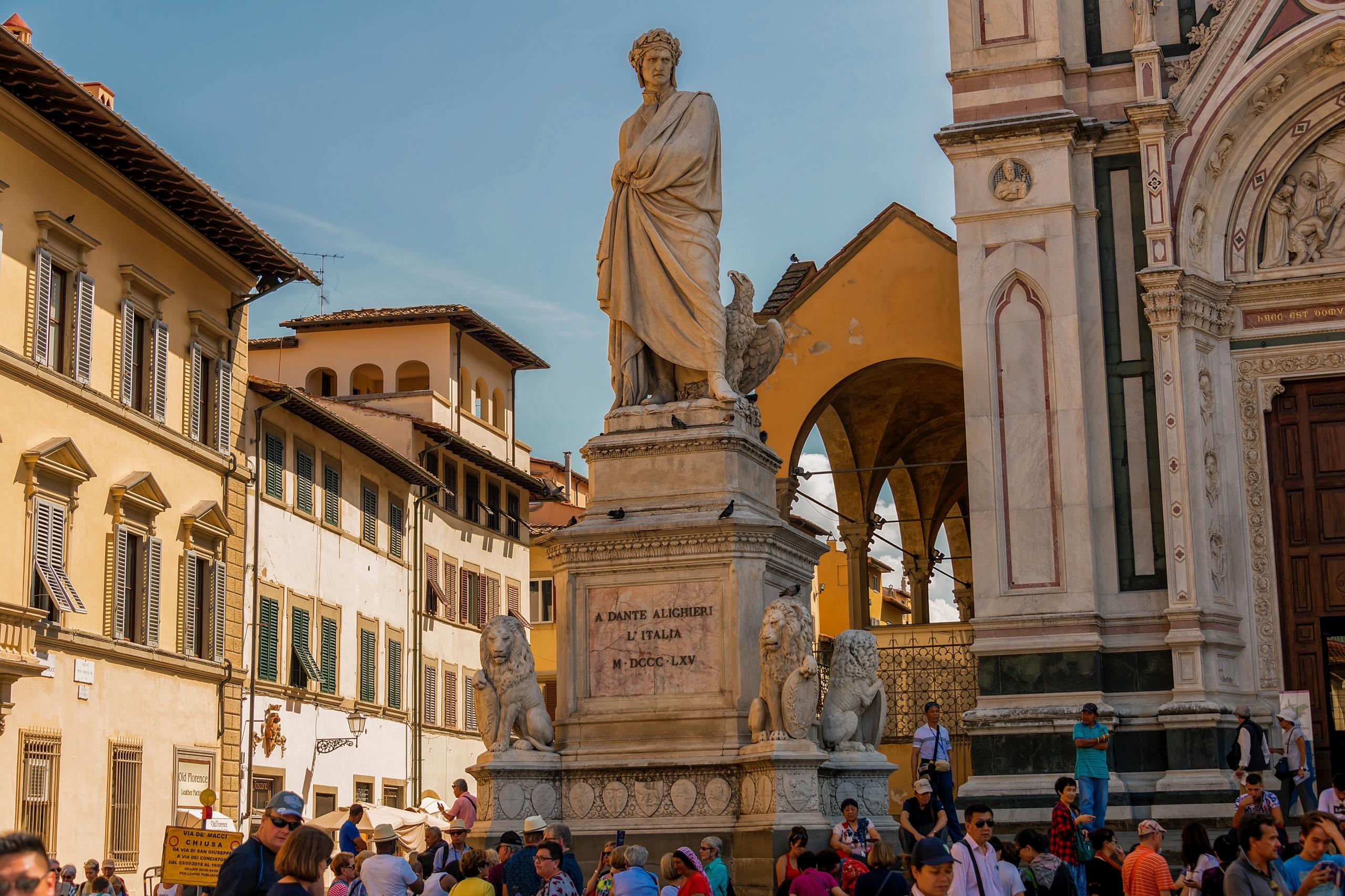 Escultura del escritor Dante