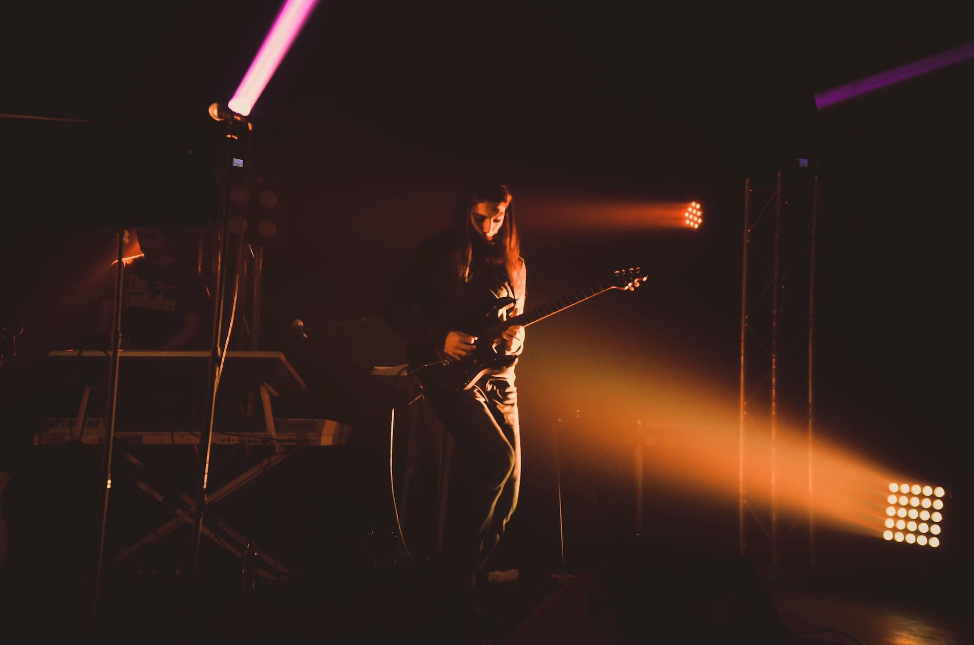 Mujer en el escenario tocando la guitarra