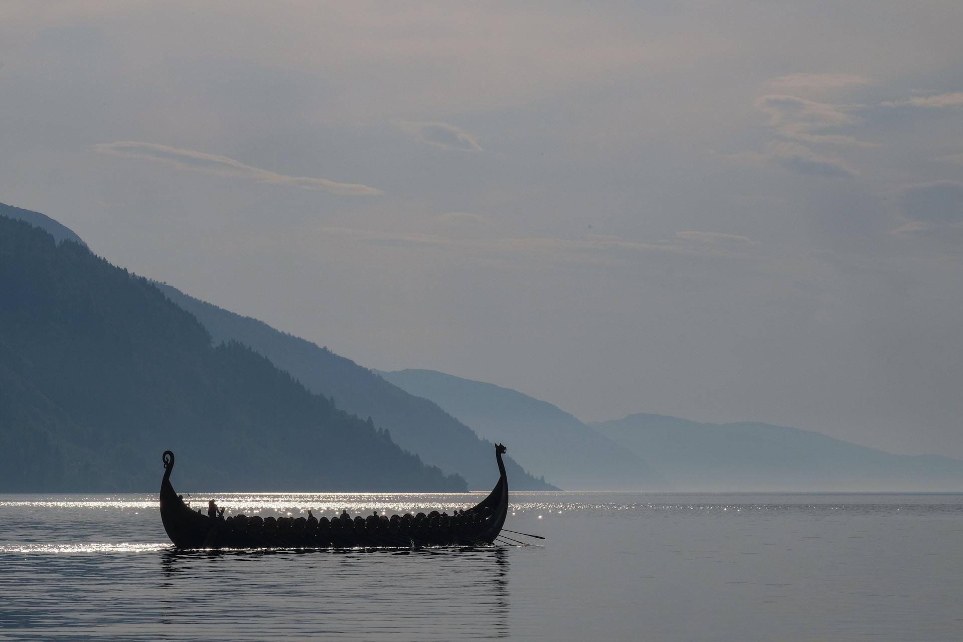 Barco vikingo surcando un lago.