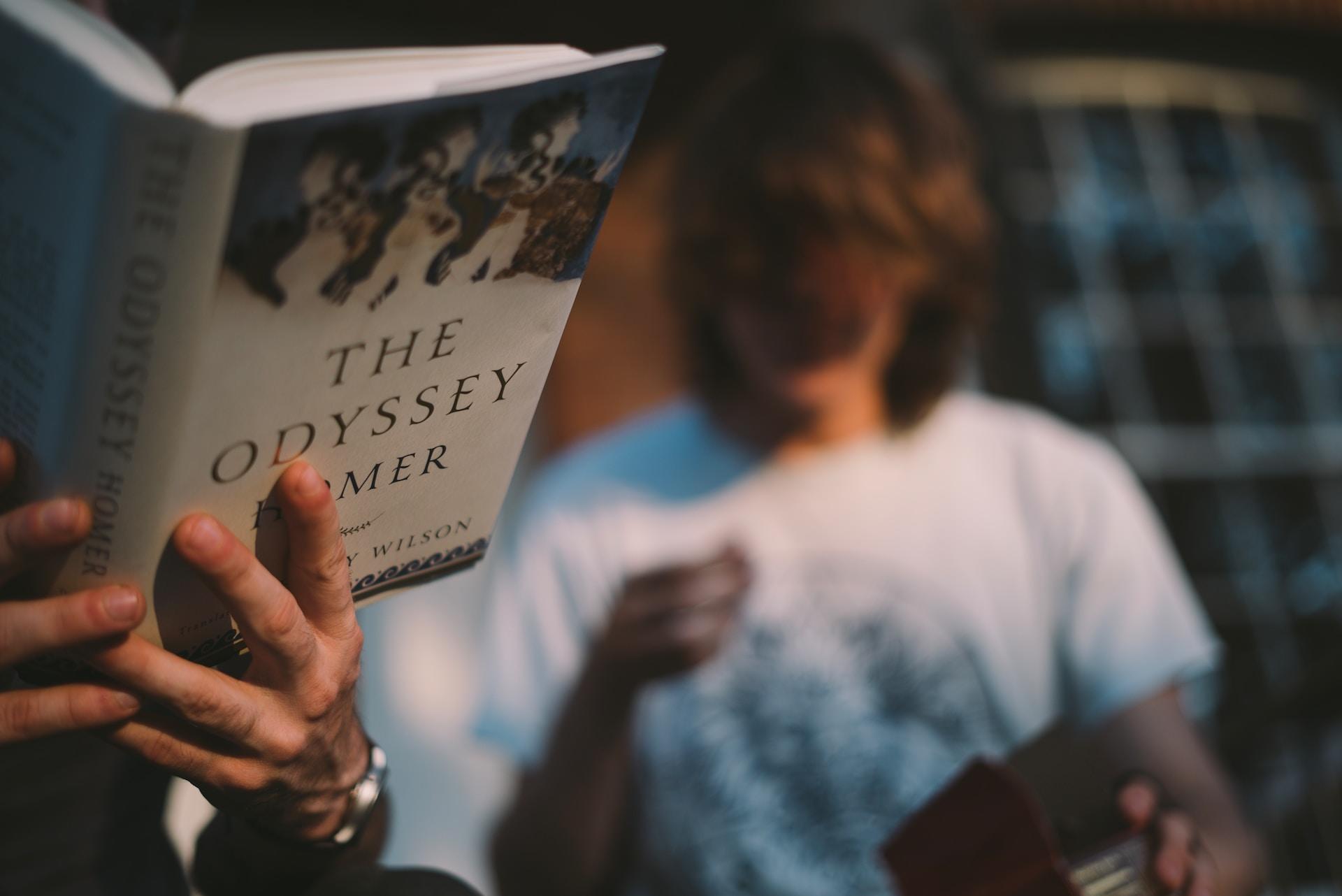 Persona leyendo un libro en inglés
