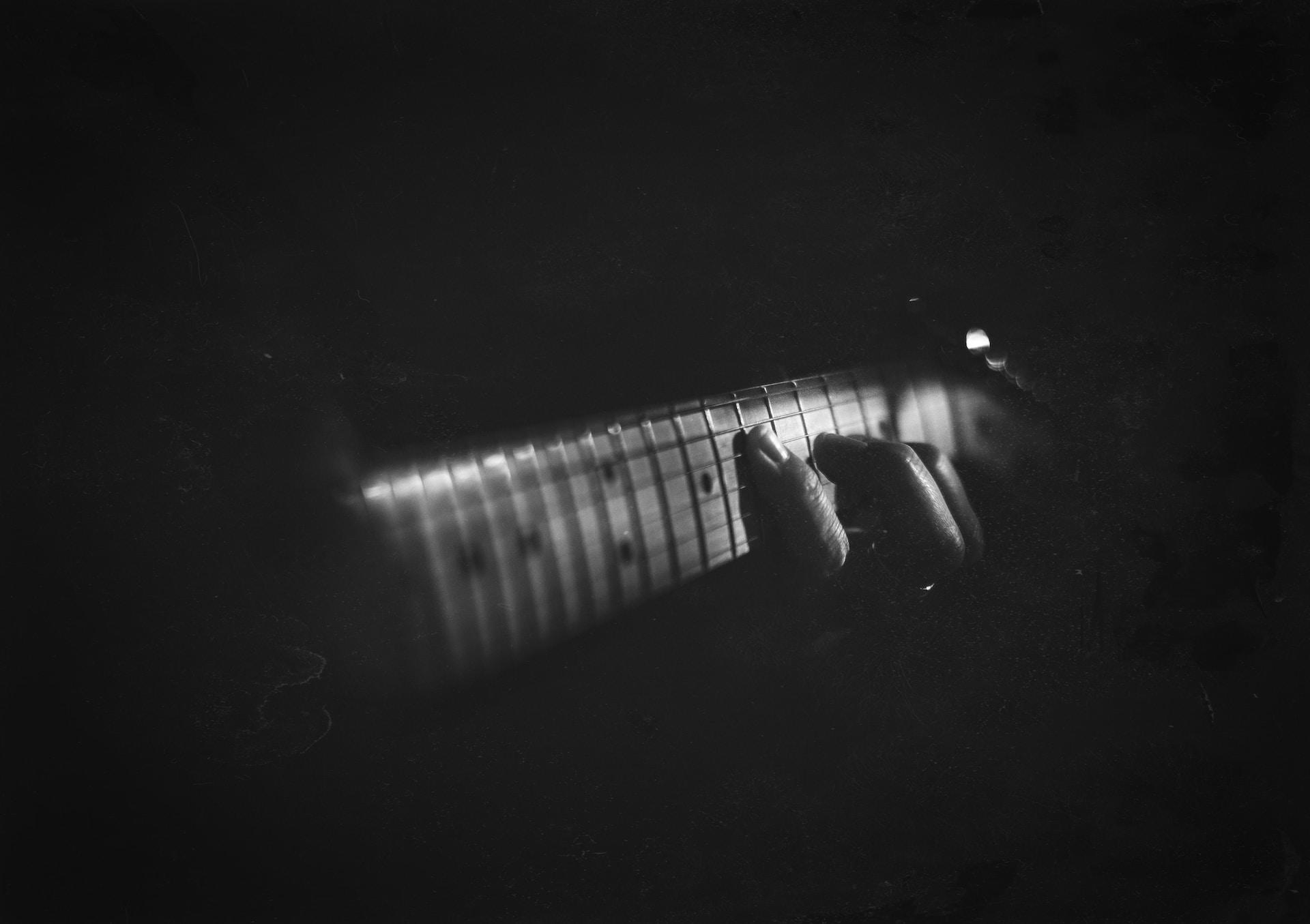 Persona tocando la guitarra