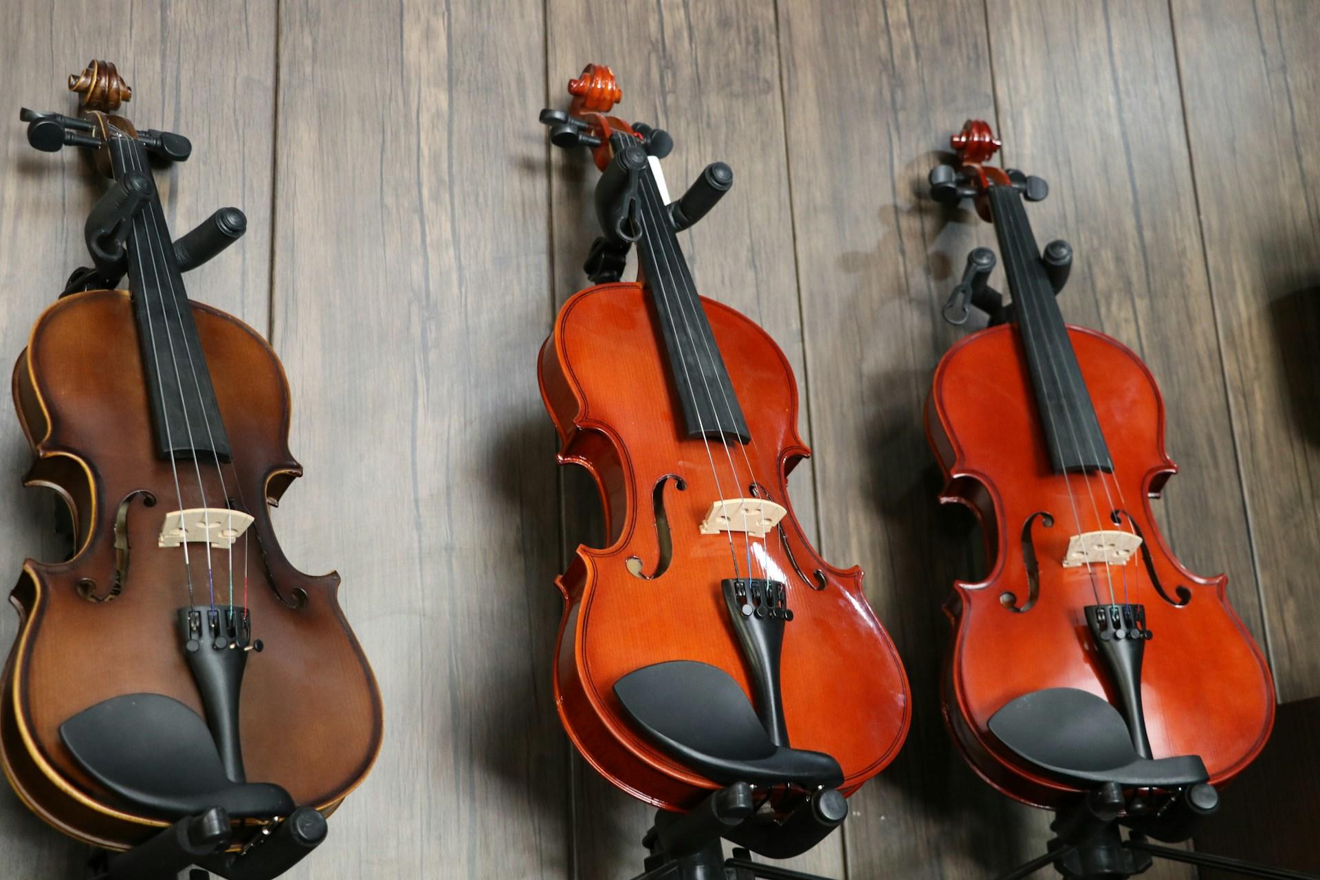 Tres violines