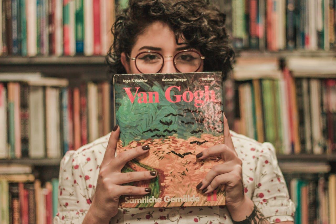Mujer sostieniendo libro de Van Gogh