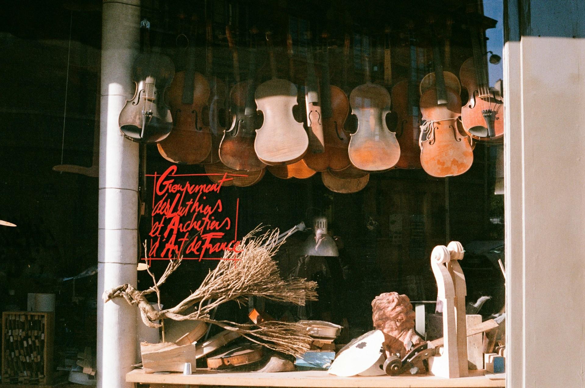 Vidriera de violines