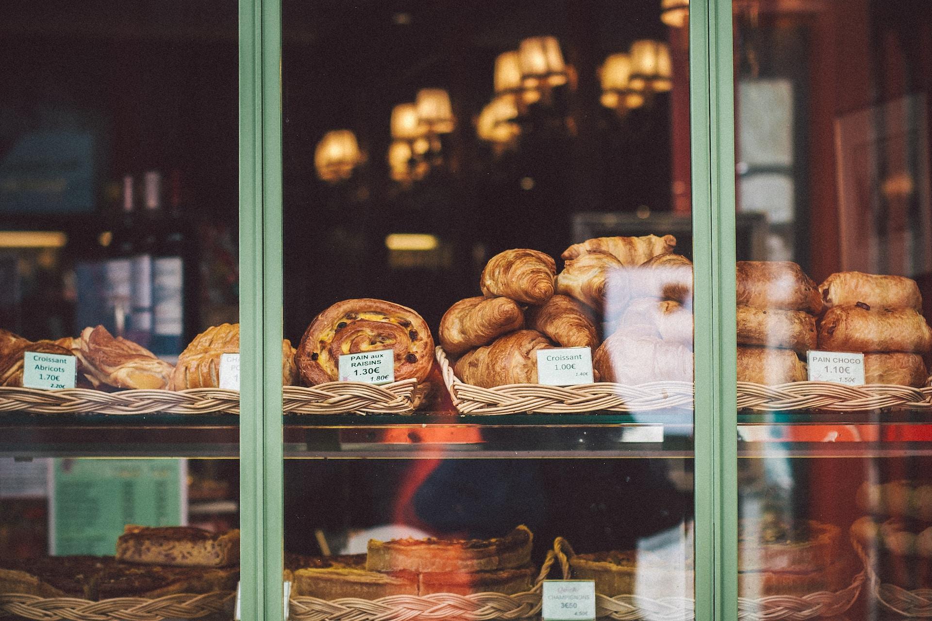 Panadería francesa en una vitrina de paris.