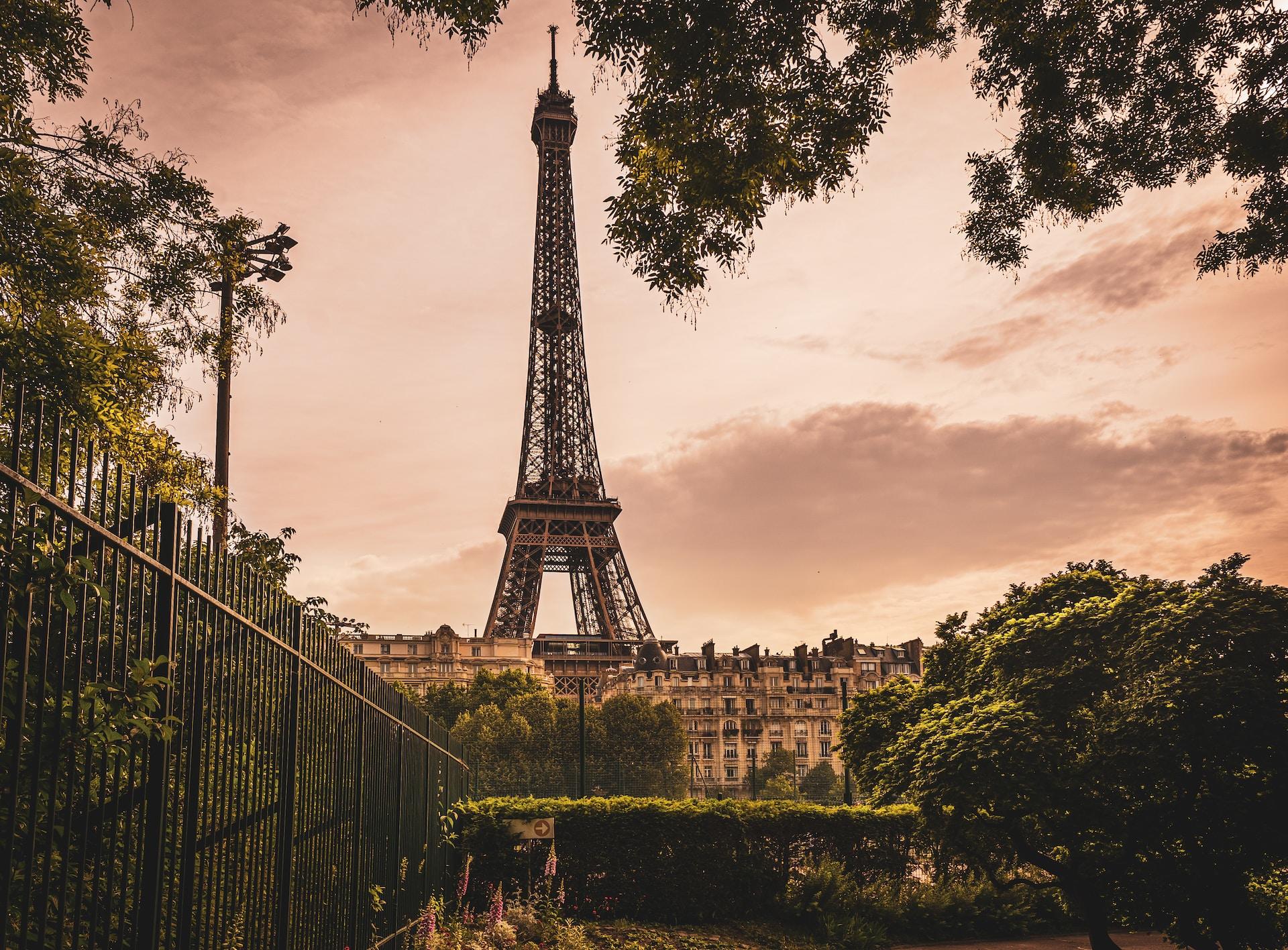 Jardines en París con la torre Eiffel en el fondo.