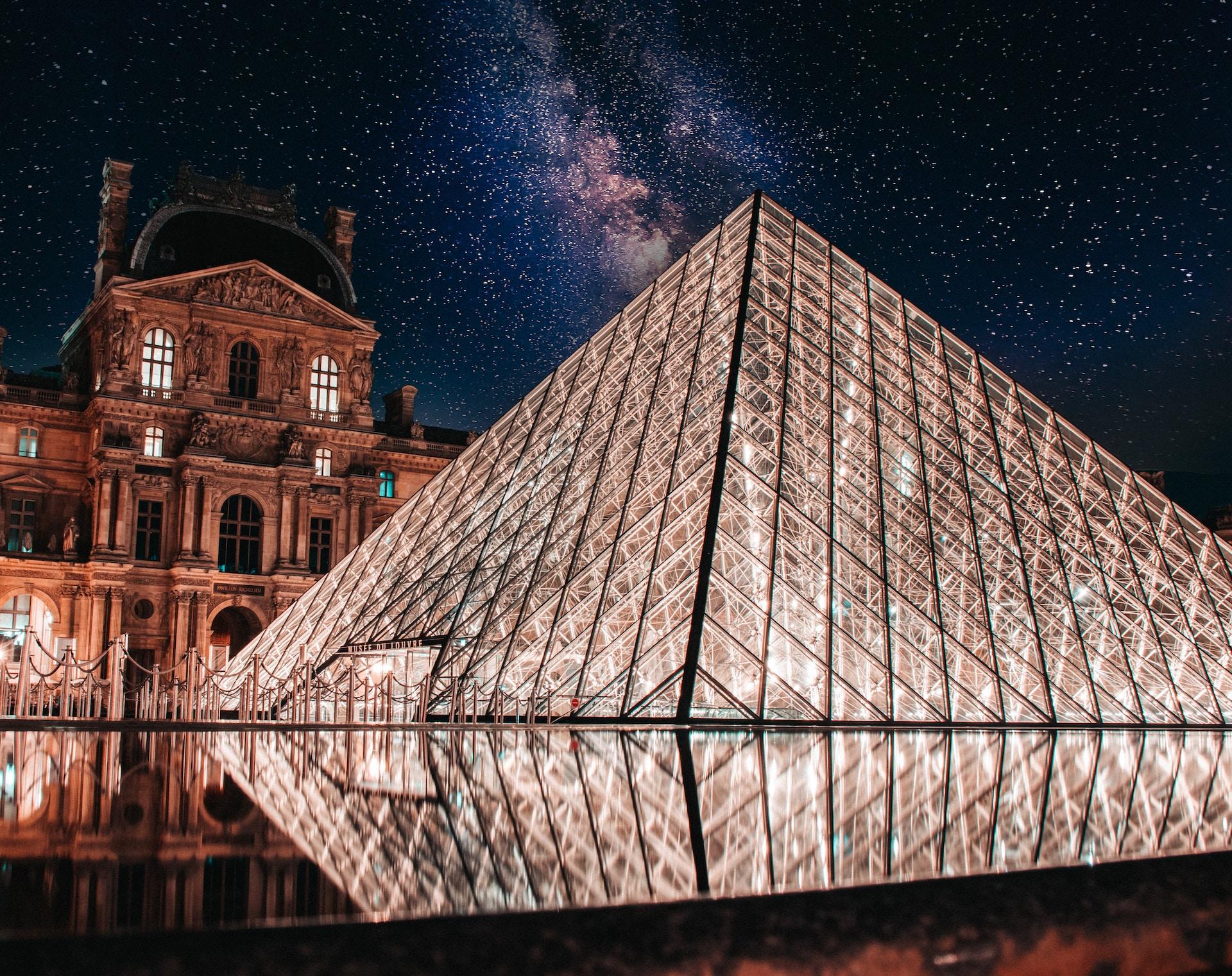 La pirámide del Museo del Louvre.