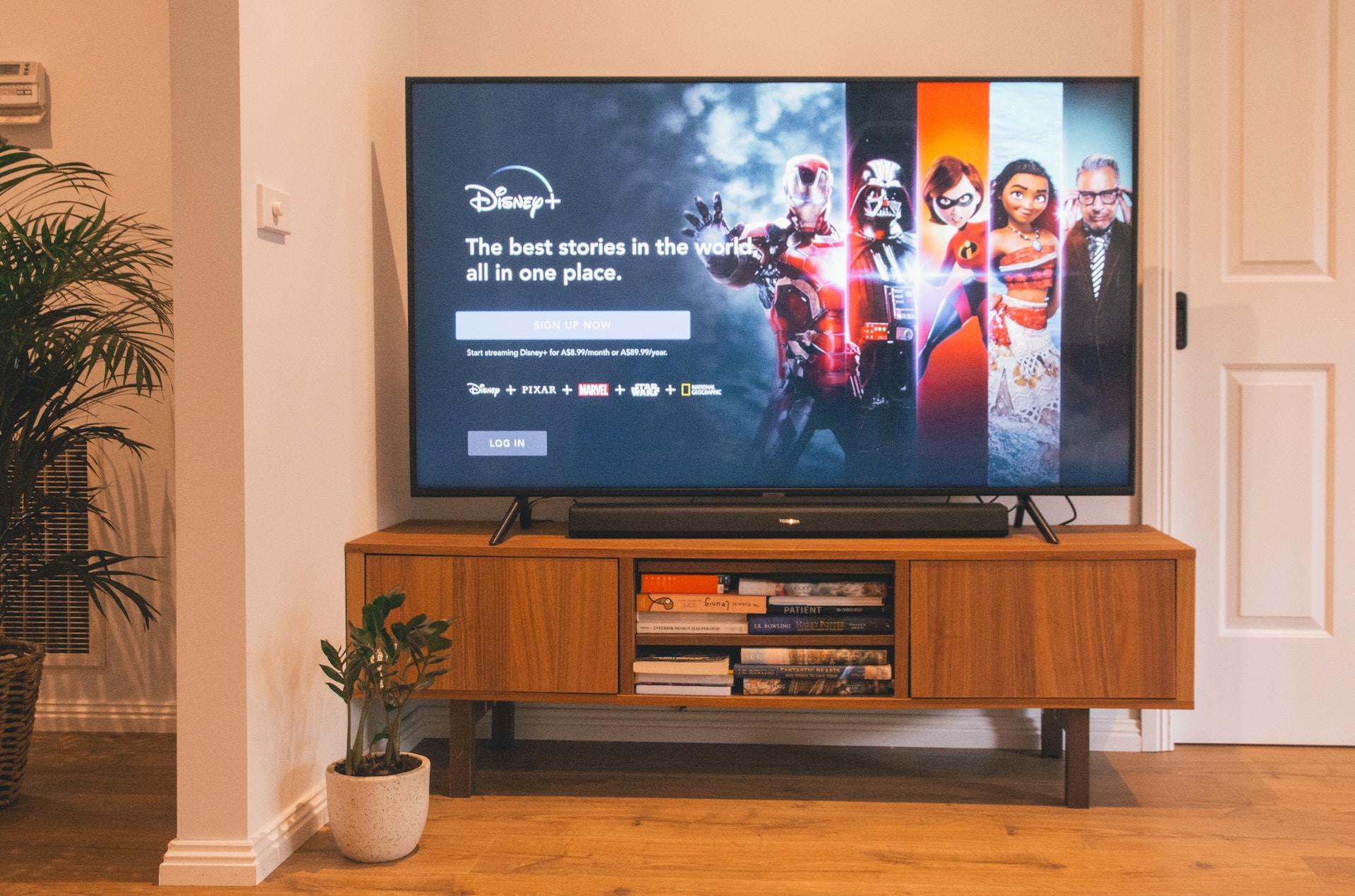 Televisión en una sala. Disney+ en la pantalla.