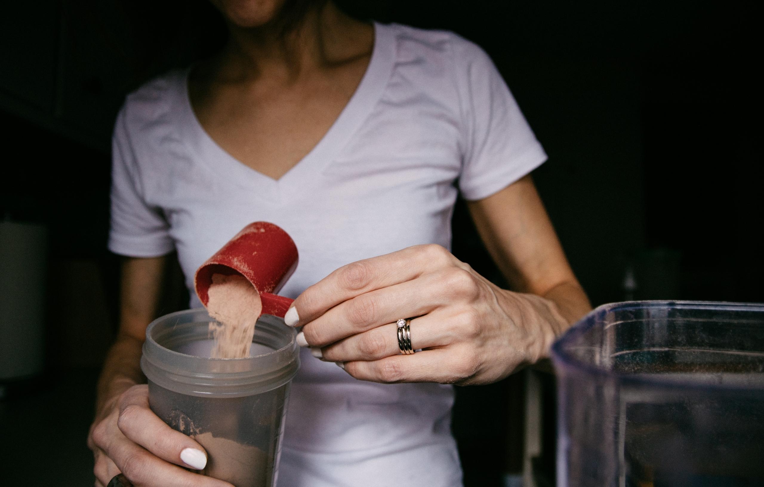 Persona preparando un shake proteico