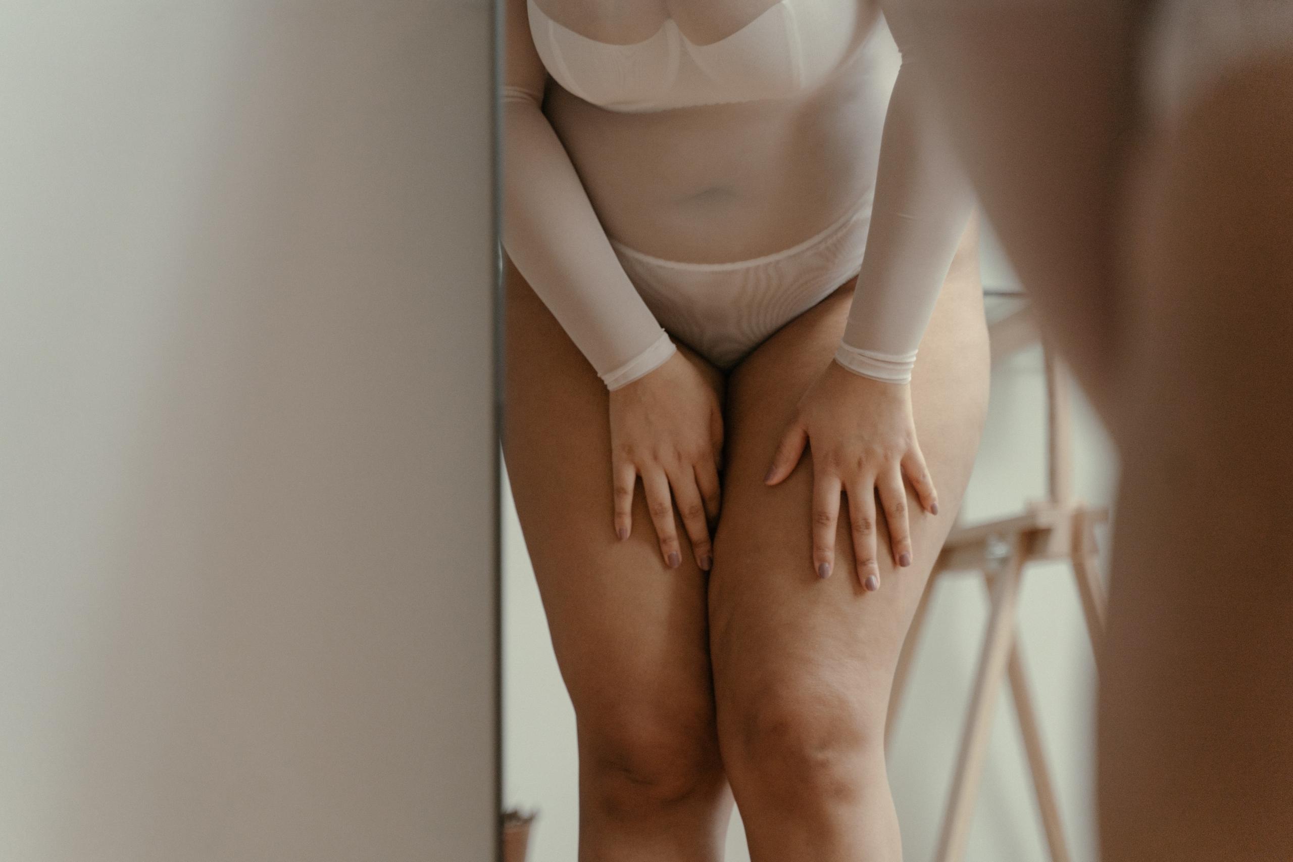 Mujer mirándose al espejo