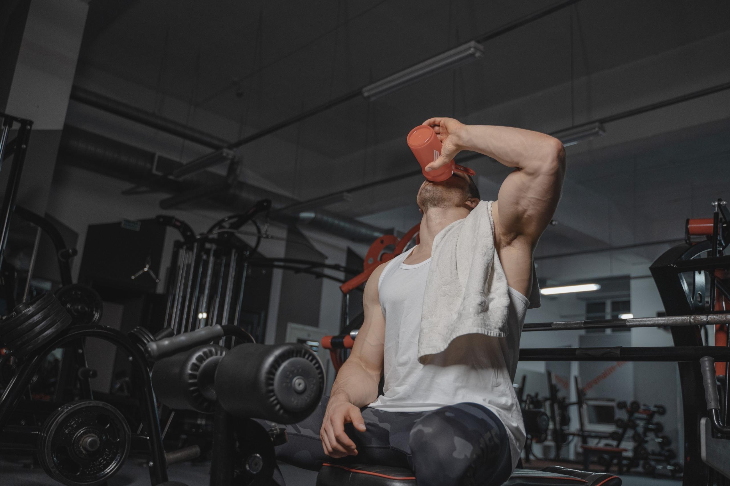 Hombre en el gimnasio