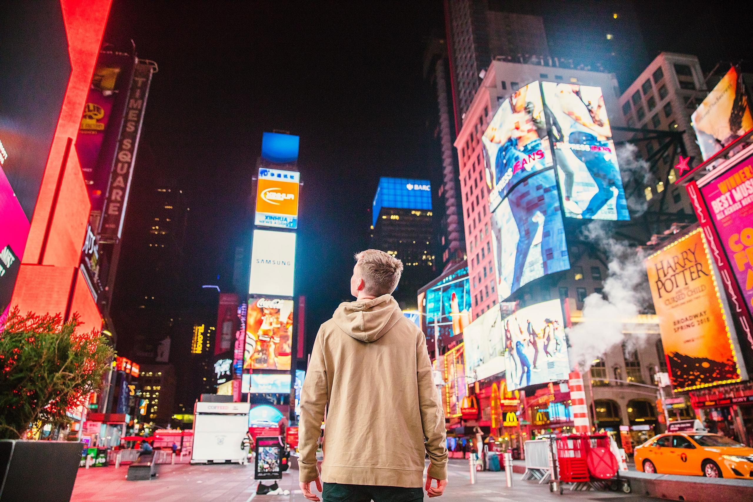 Hombre mirando las publicidades en time square