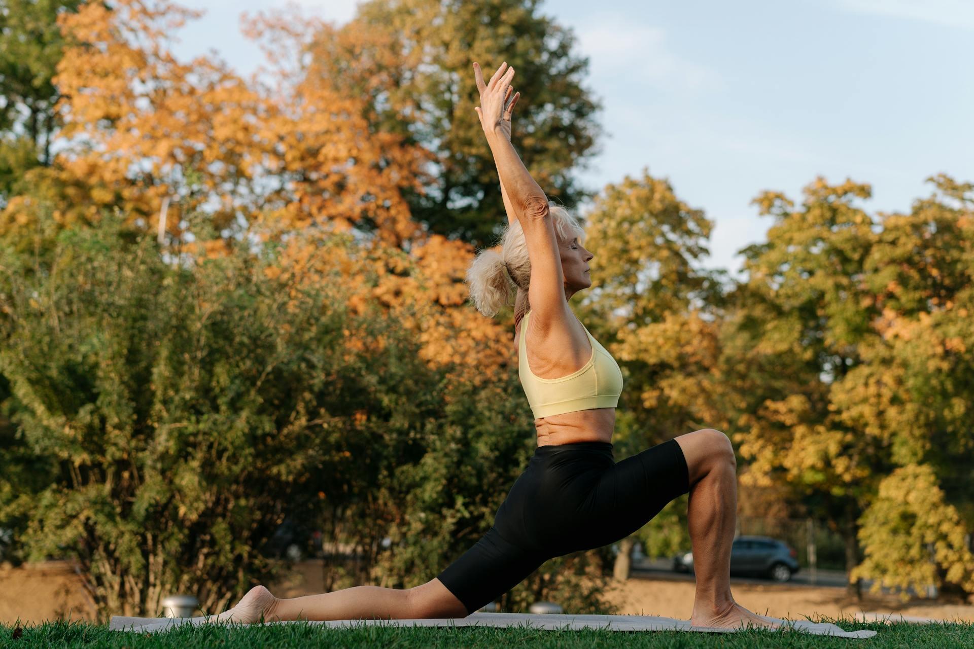Mujer haciendo yoga