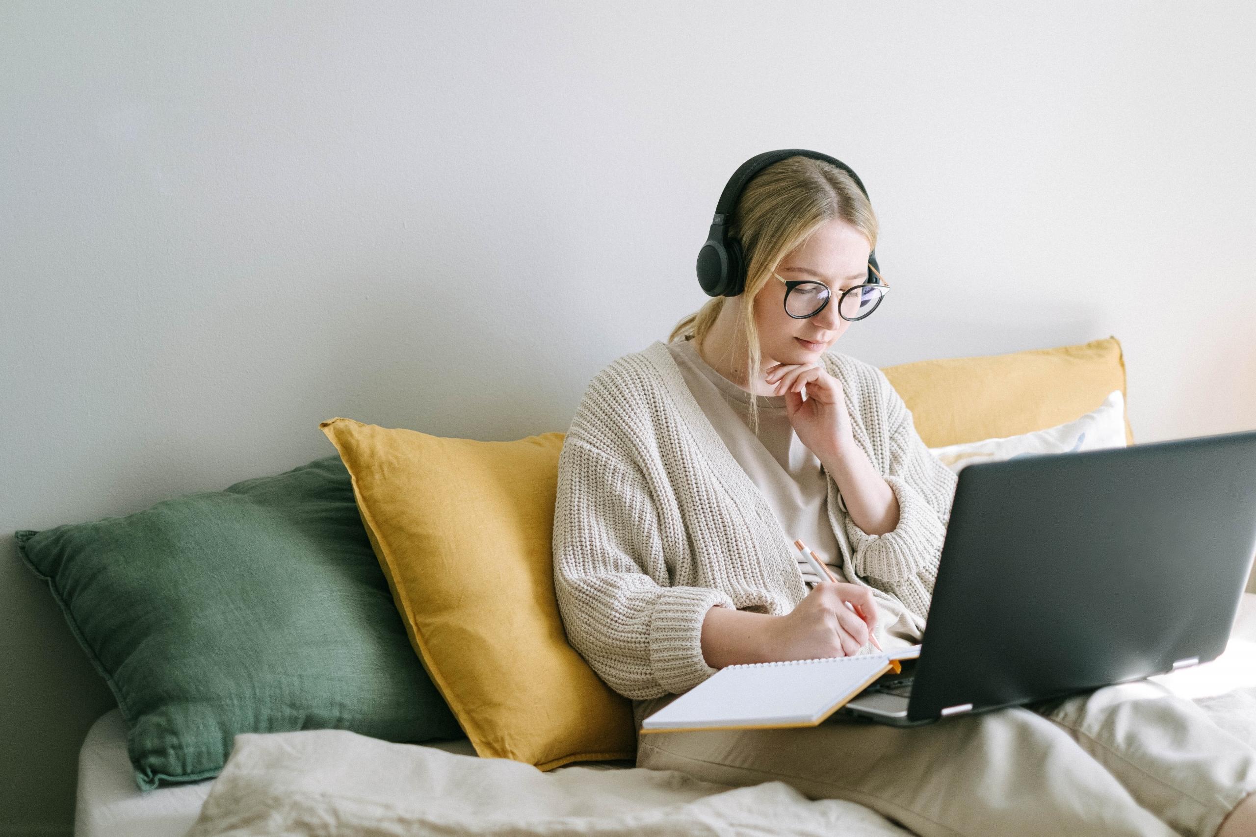 mujer sentada trabajando frente a computadora