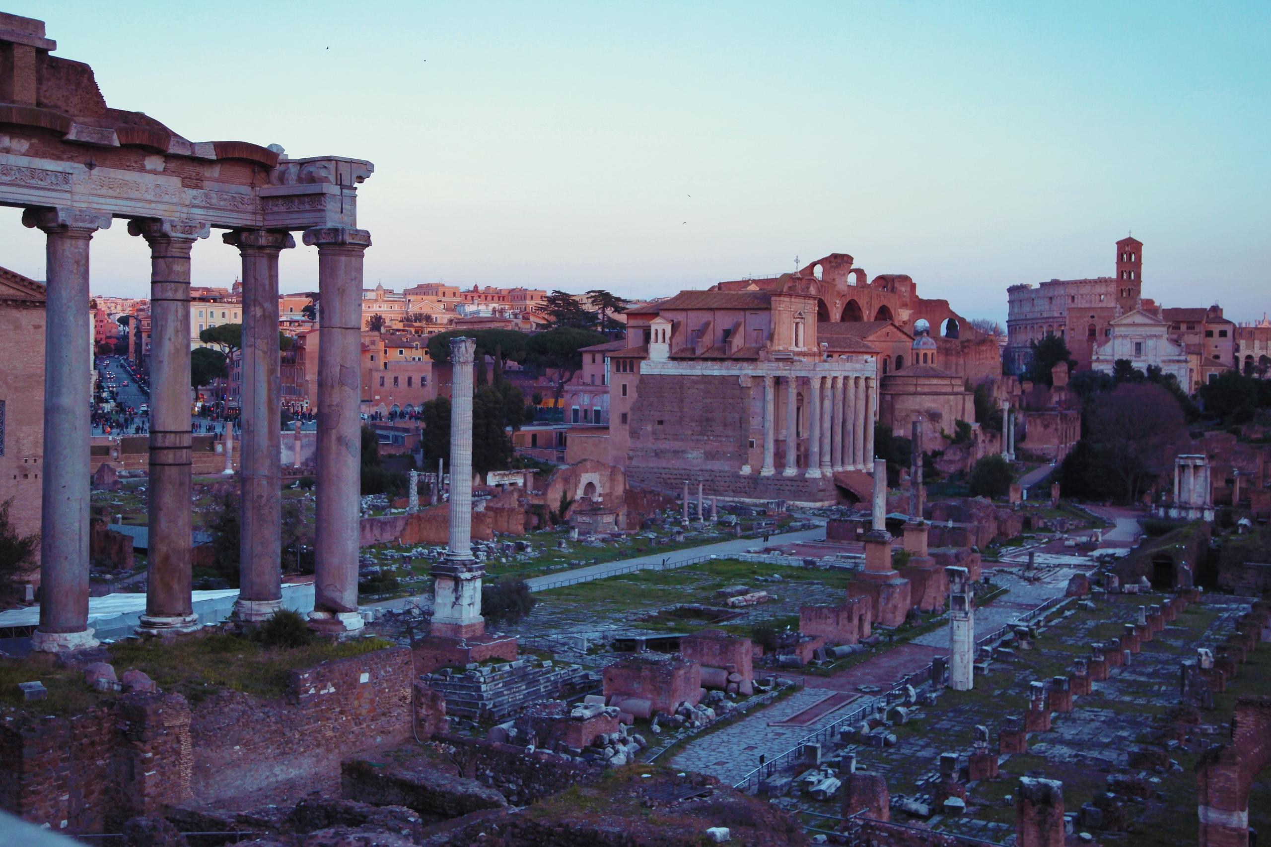Foto del foro romano en el amanecer