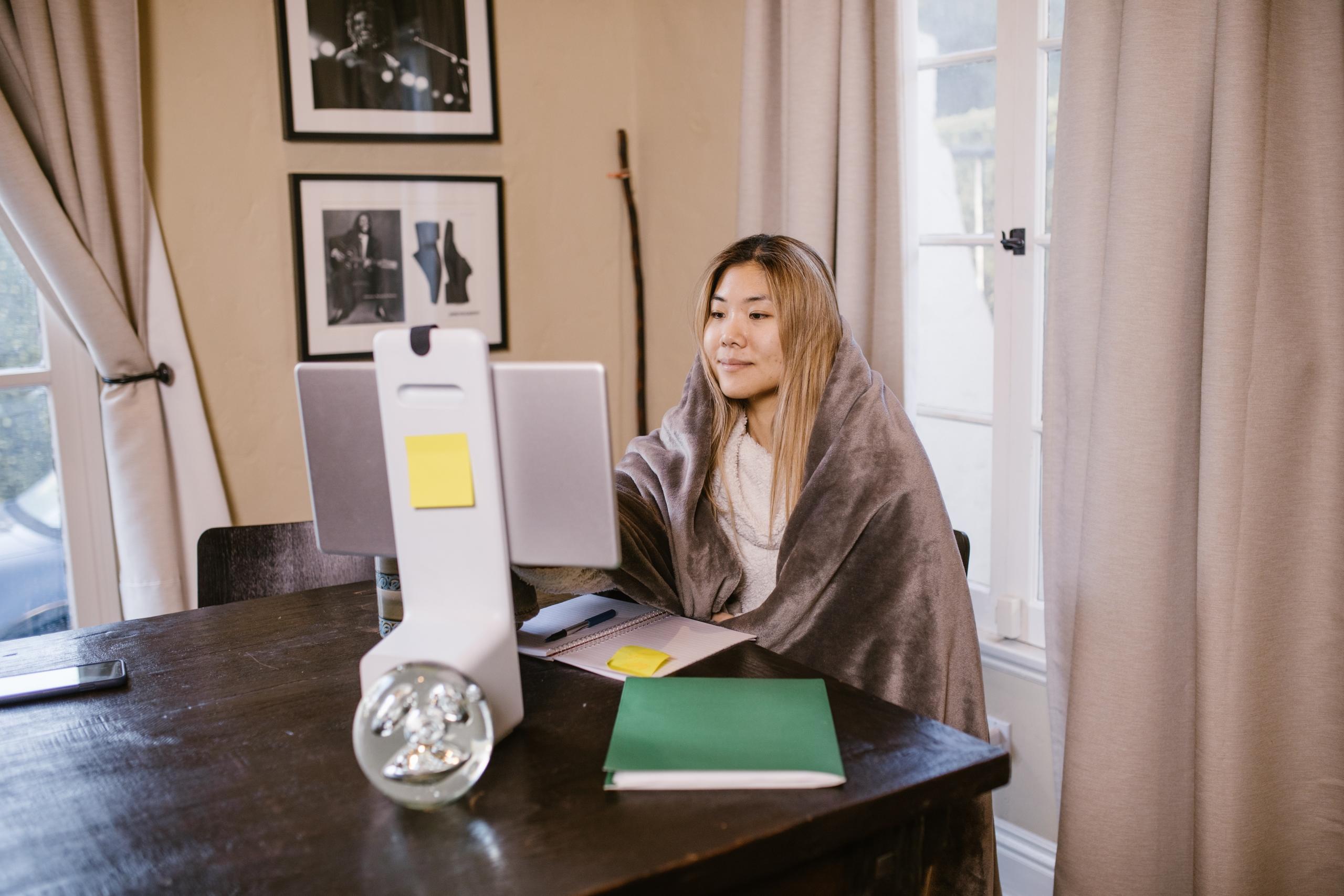 mujer tomando clases online
