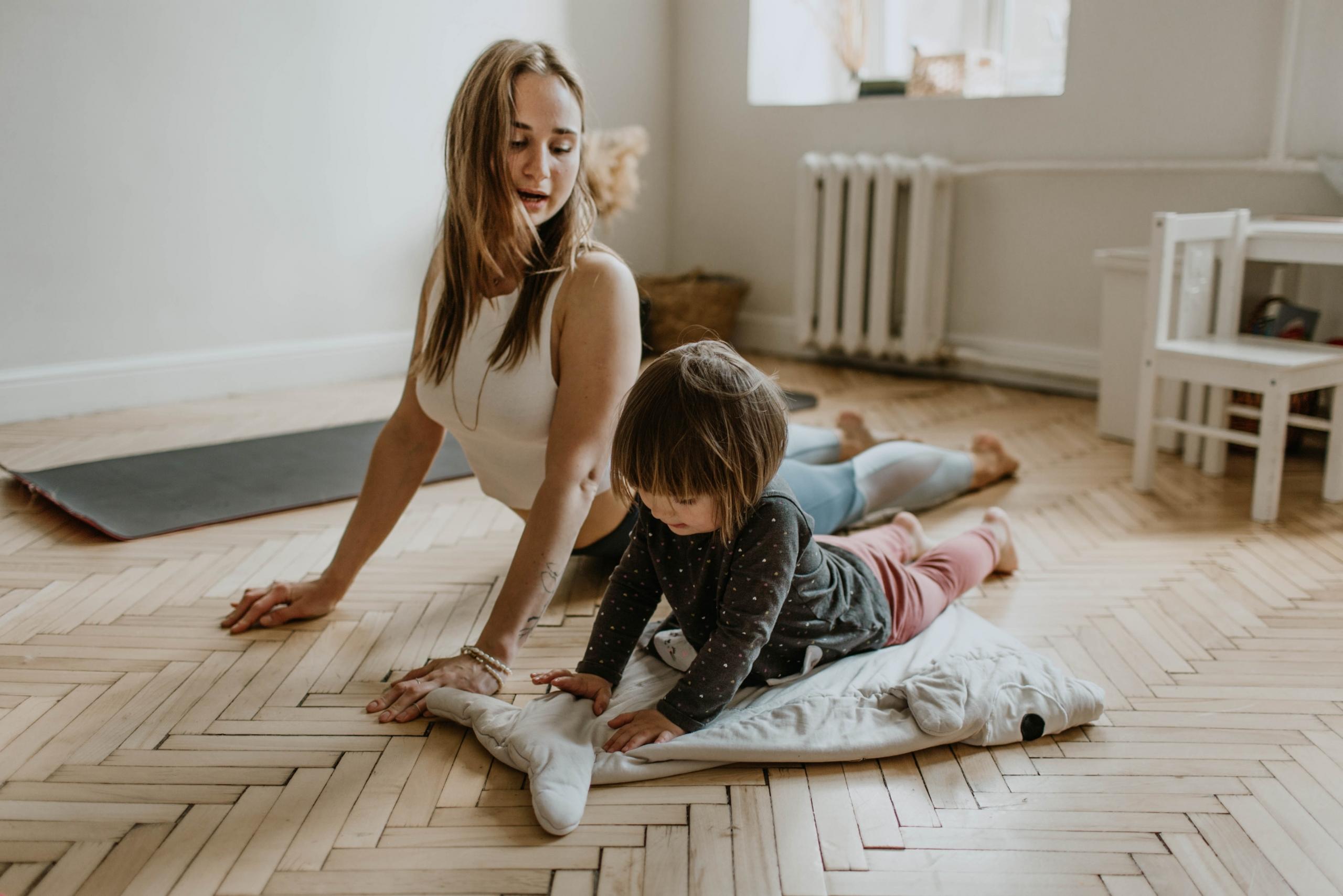 madre e hija haciendo yoga en casa
