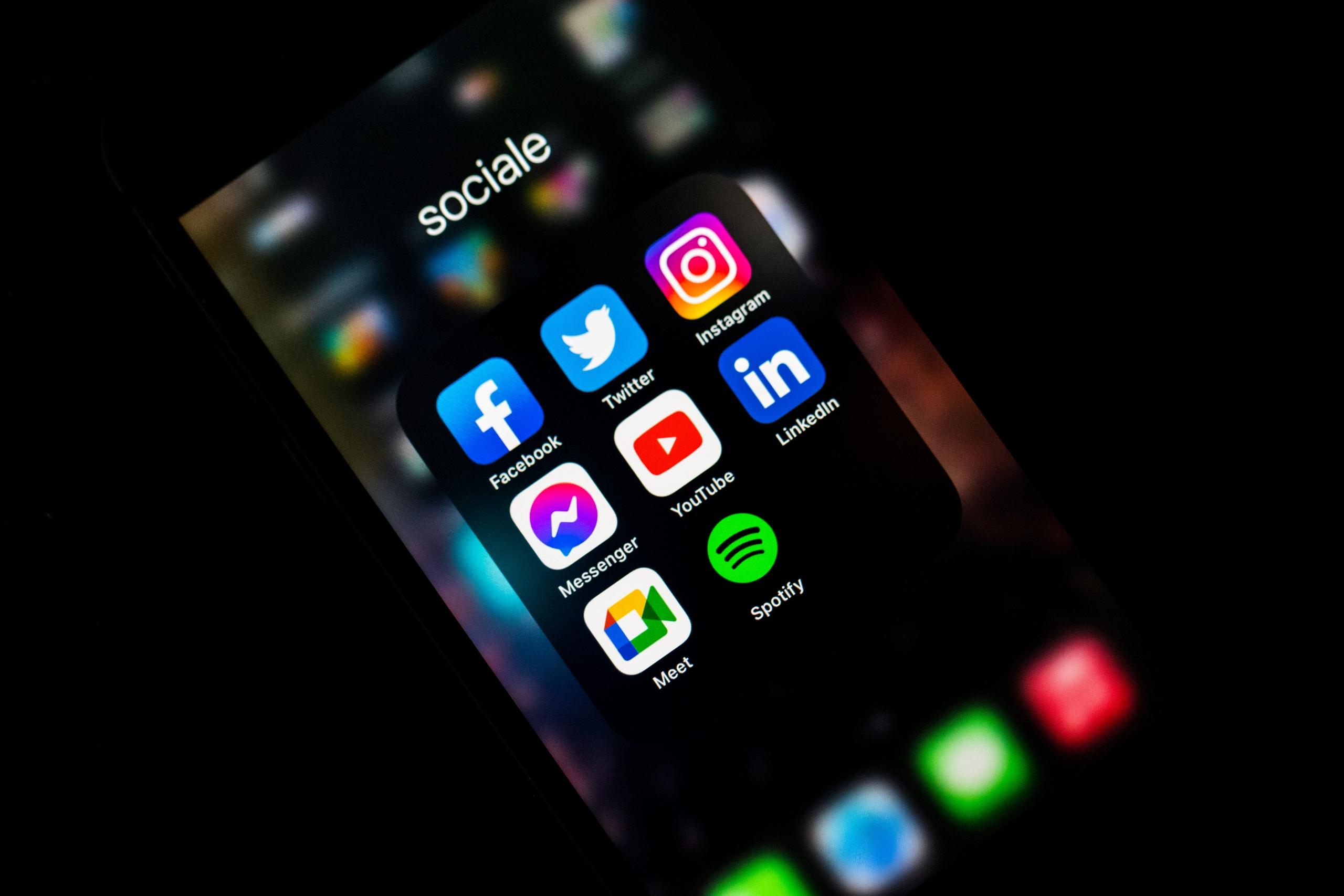 Celular con aplicaciones de redes sociales