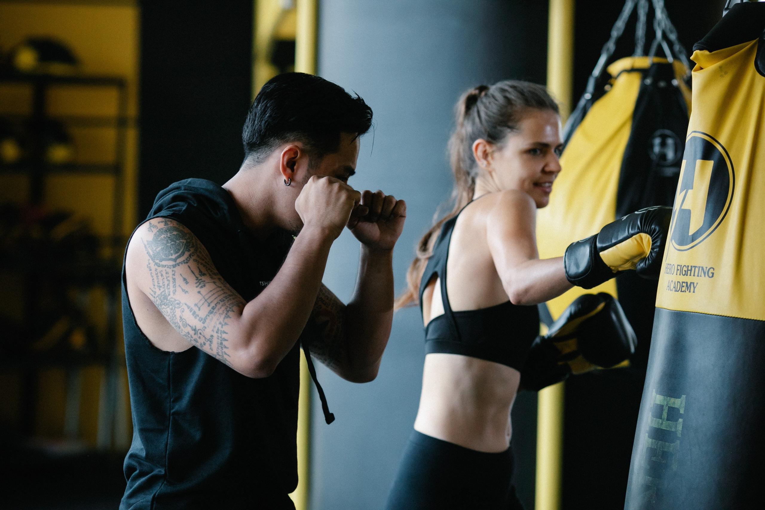 hombre y mujer haciendo boxeo