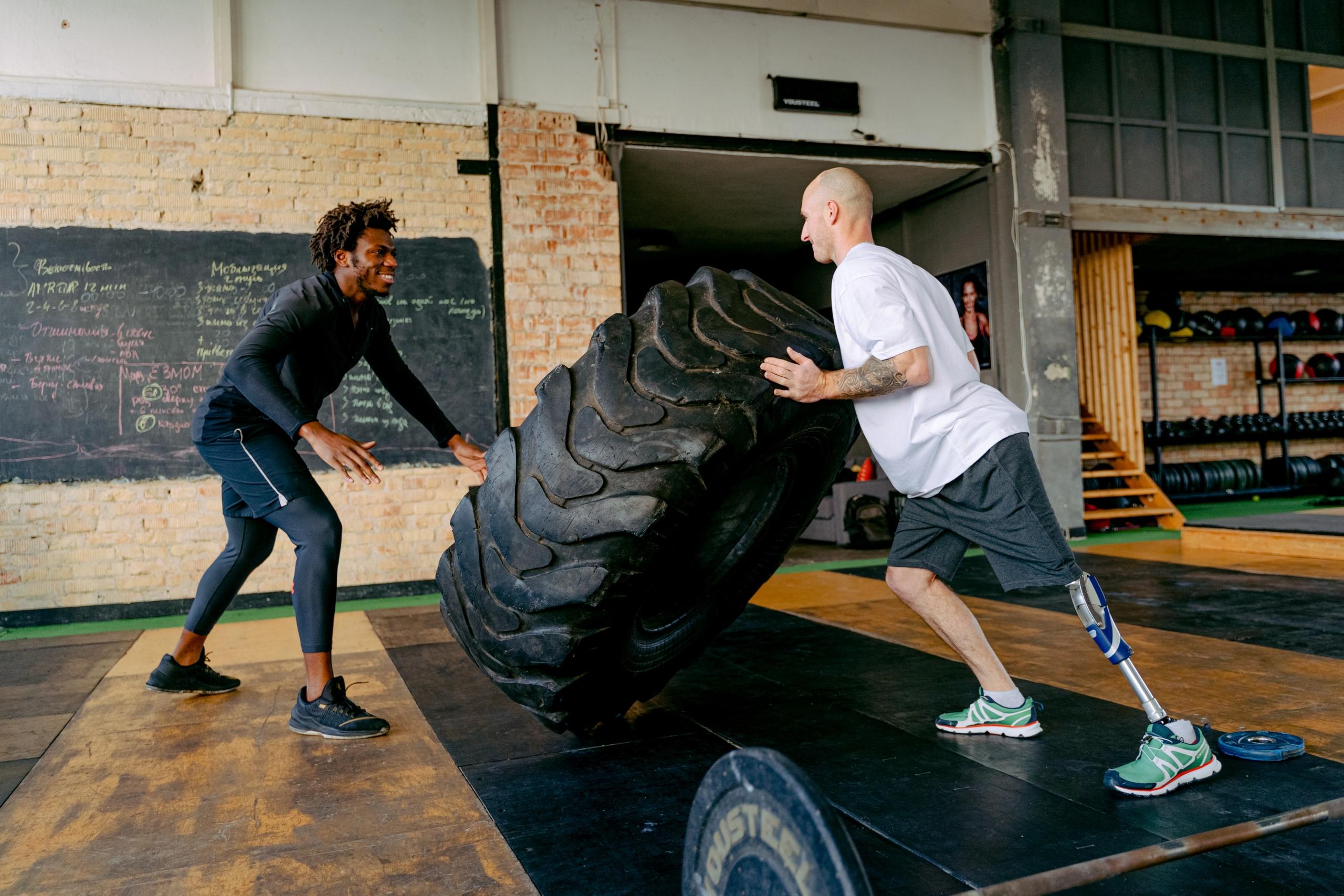 dos hombres entrenando en un gimnasio